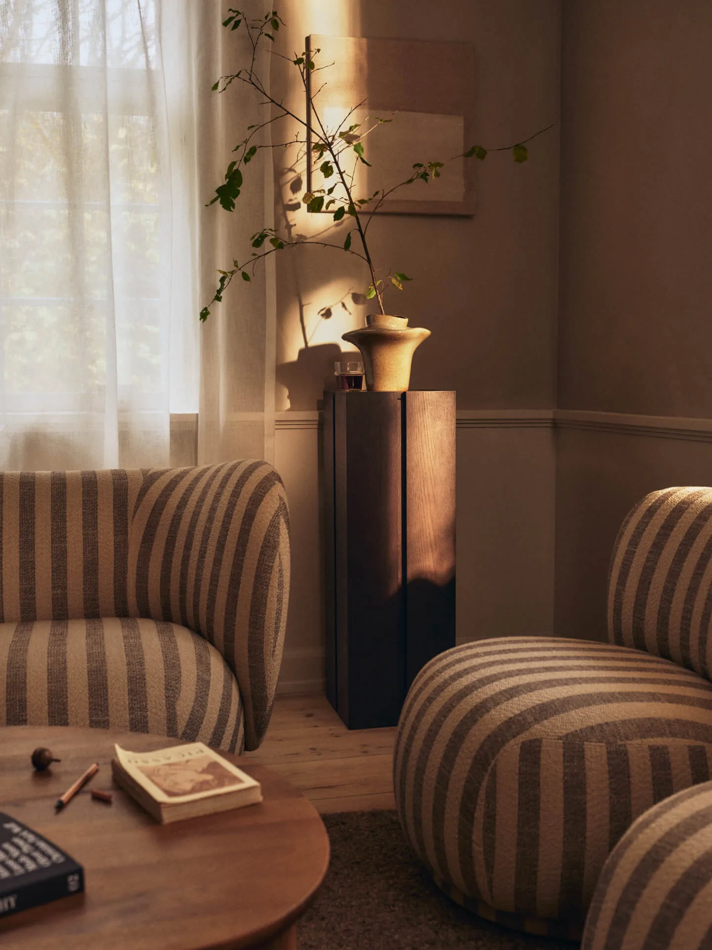 Pedestal Parcel, Manchado escuro, 30x30x90 cm Ferm Living