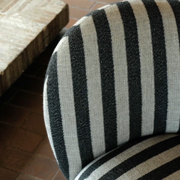 Poltrona Rico lounge chair, Louisiana sand-preto Ferm Living