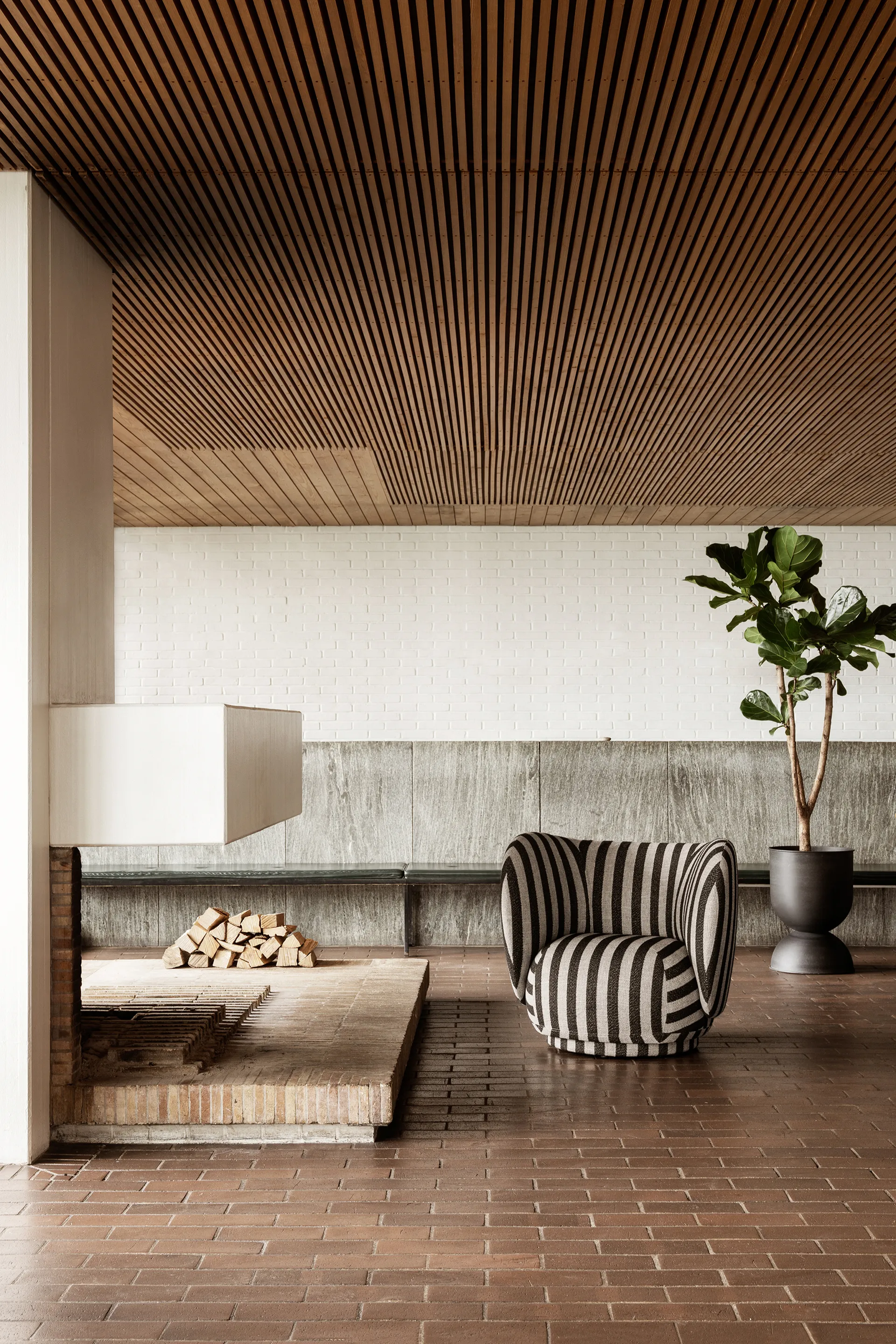 Poltrona Rico lounge chair, Louisiana sand-preto Ferm Living