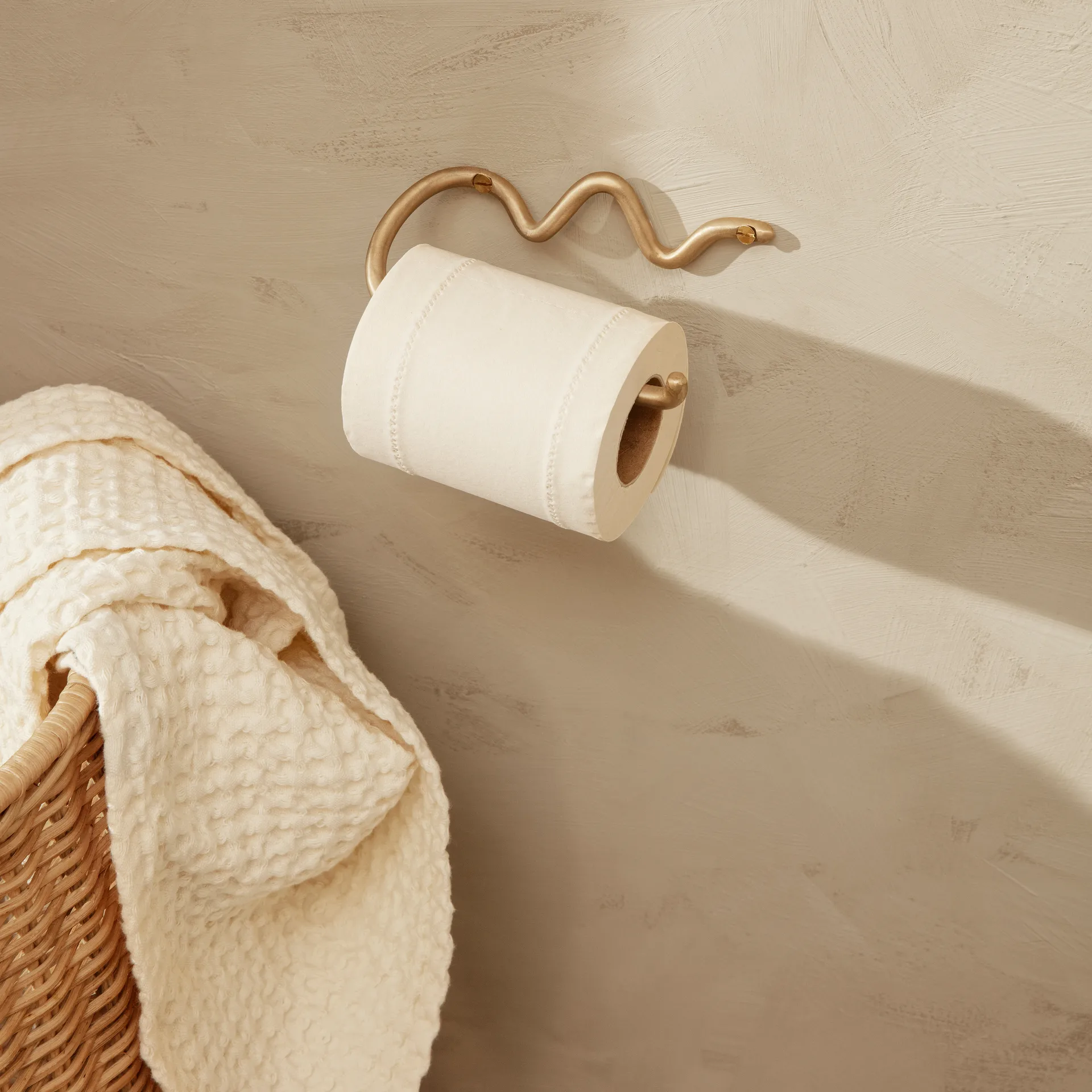 Porta-rolos de casa de banho Curvature, latão Ferm Living