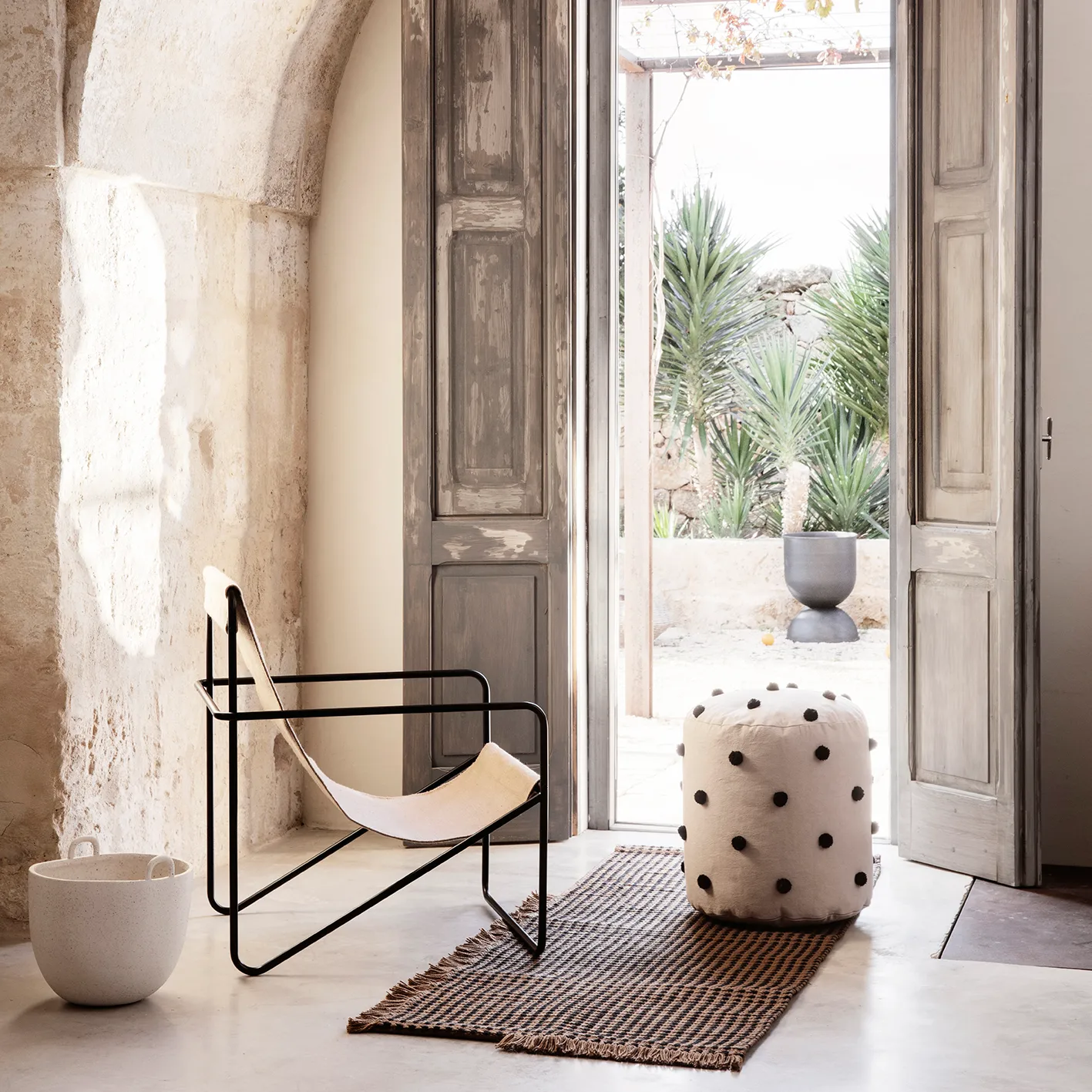 Pufe Dot Ø39 cm, preto-areia Ferm Living