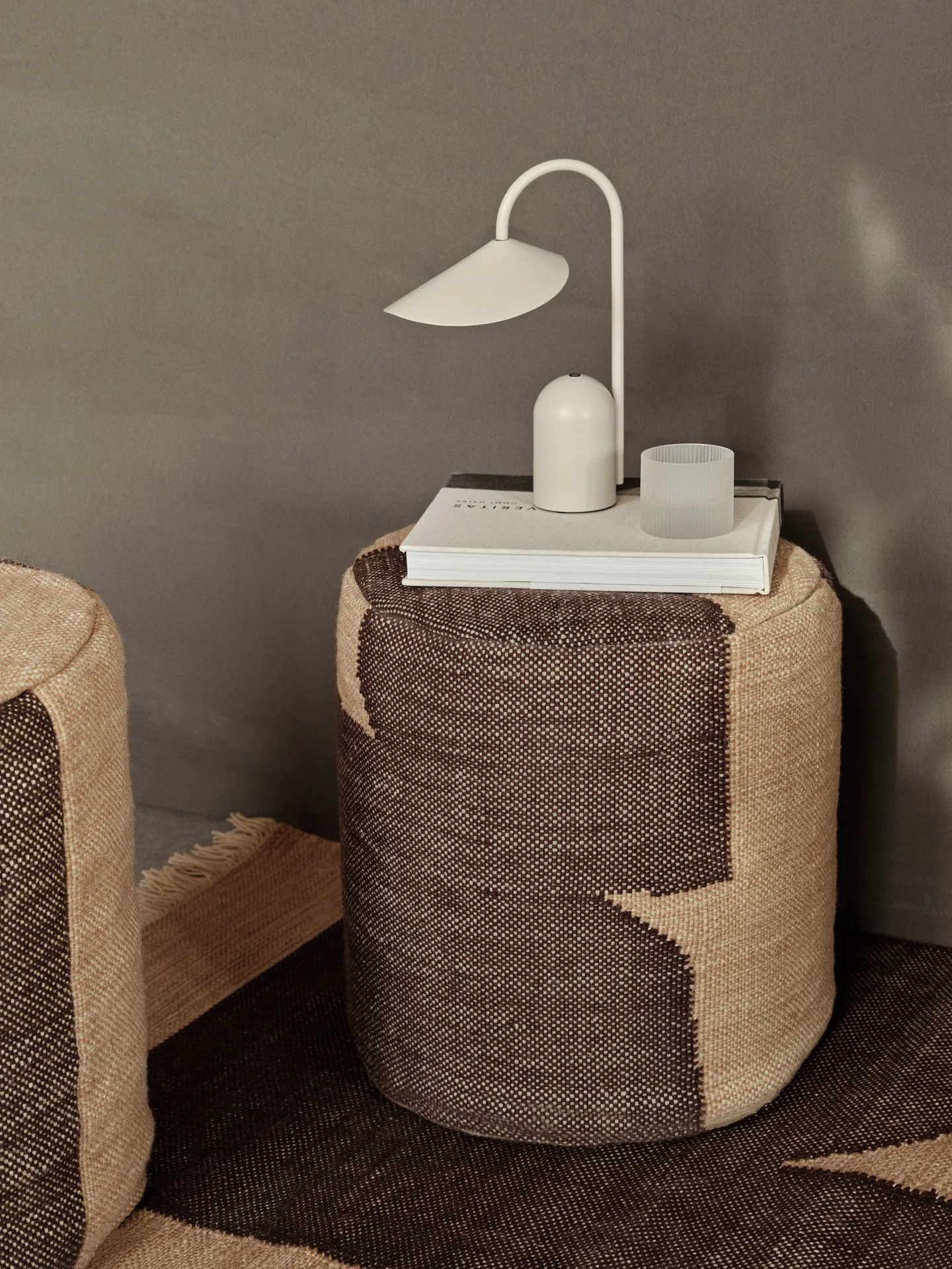 Pufe Forene cylinder pouf Ø38x42 cm, Tan-Chocolate Ferm Living
