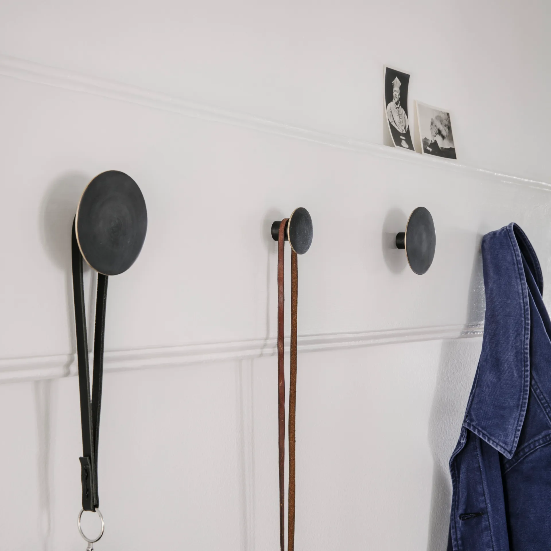 Puxador circular preto-latão, Ø4 cm Ferm Living