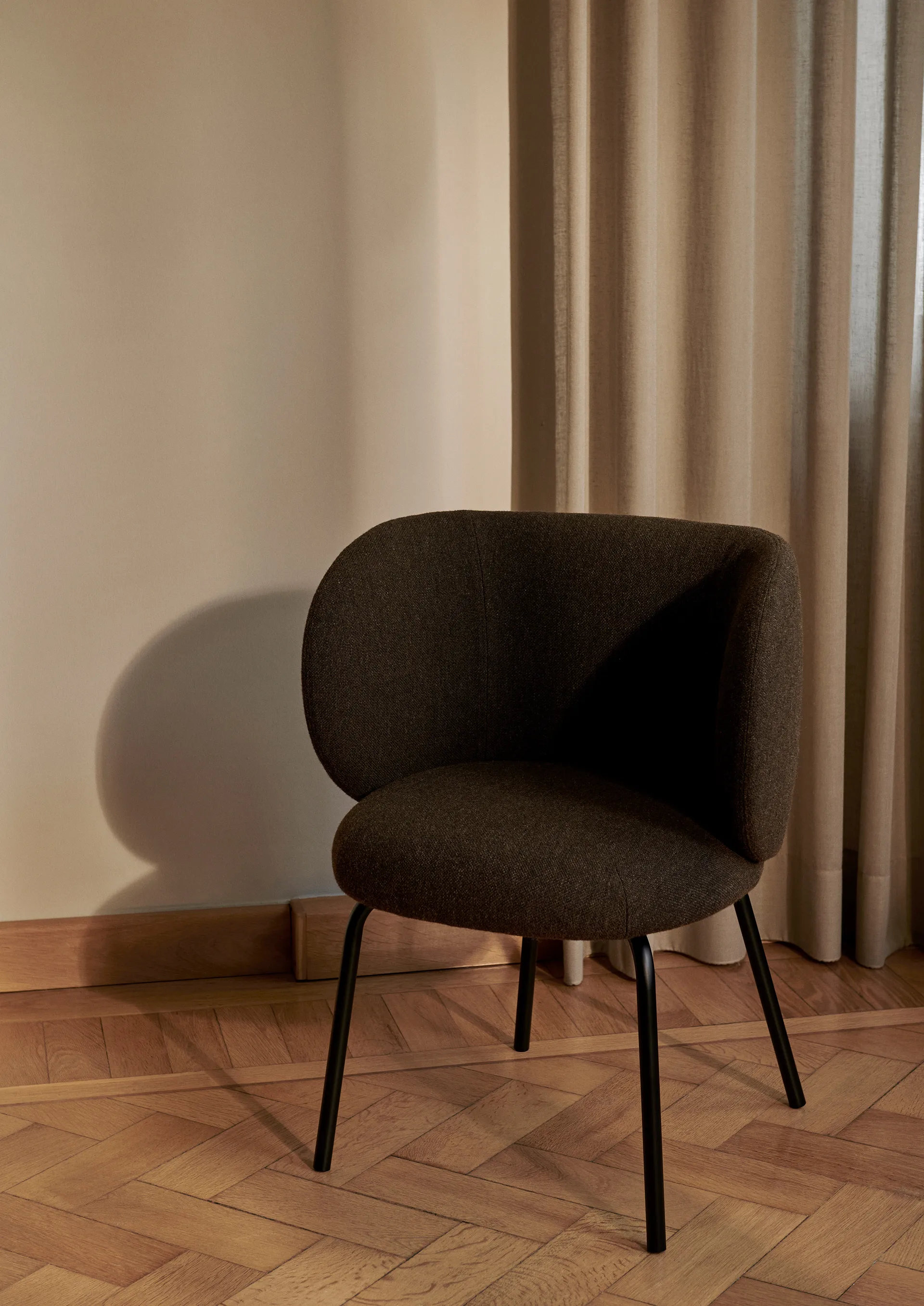 Rico Hallingdal cadeira de jantar, Cinza escuro marrom - preto Ferm Living