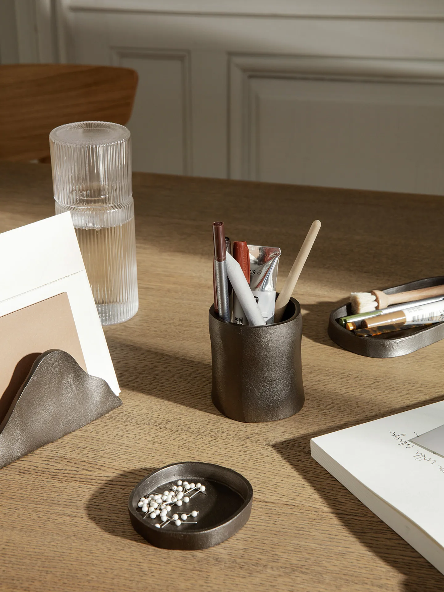 Suporte de canetas pequeno Yama Ø7,8cm, Alumínio escurecido Ferm Living