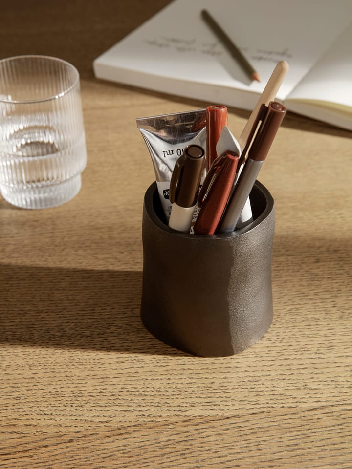 Suporte de canetas pequeno Yama Ø7,8cm, Alumínio escurecido Ferm Living