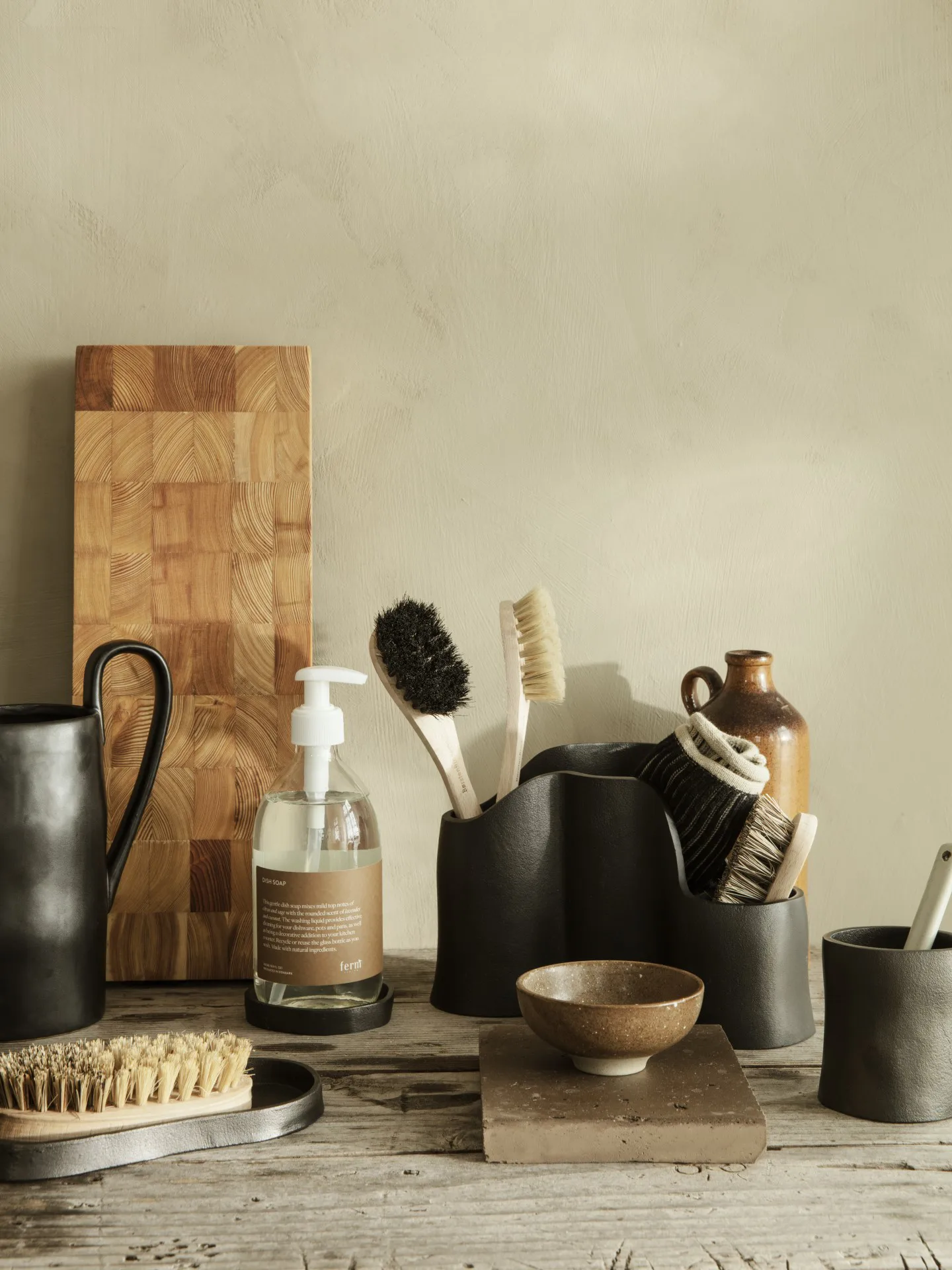 Suporte de canetas pequeno Yama Ø7,8cm, Alumínio escurecido Ferm Living