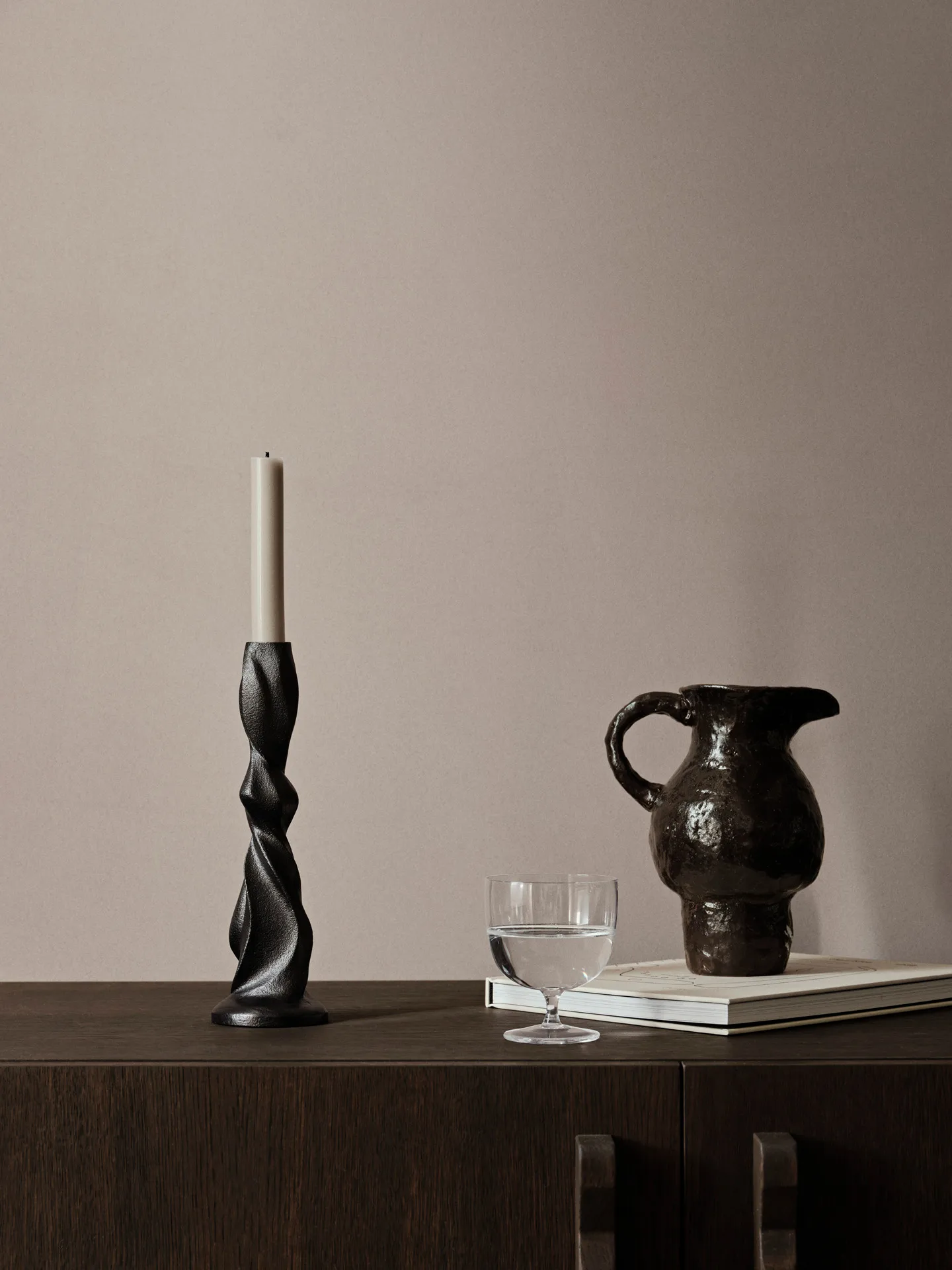 Suporte de velas Gale 25 cm, Blackened Aluminium Ferm Living
