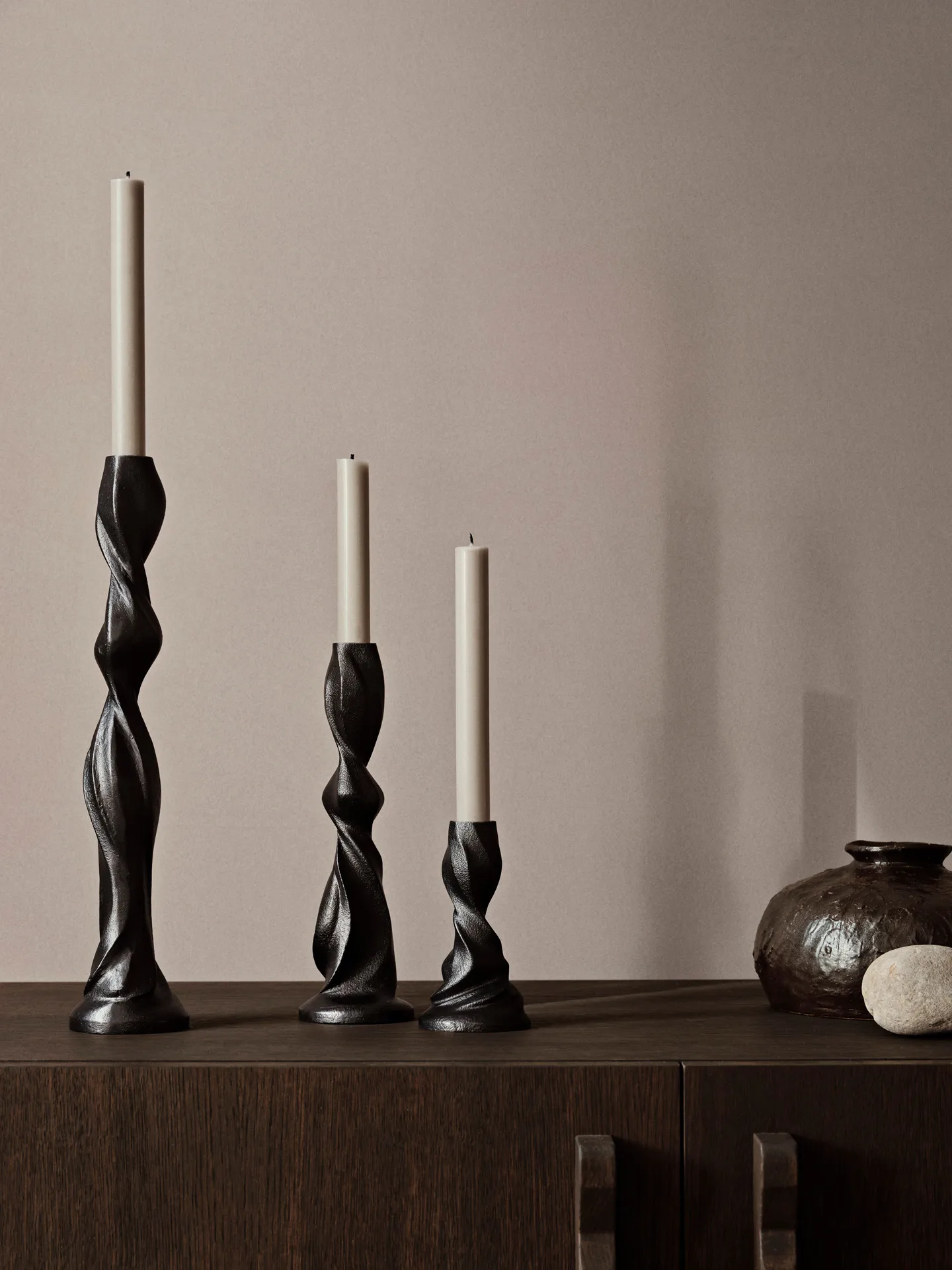 Suporte de velas Gale 25 cm, Blackened Aluminium Ferm Living