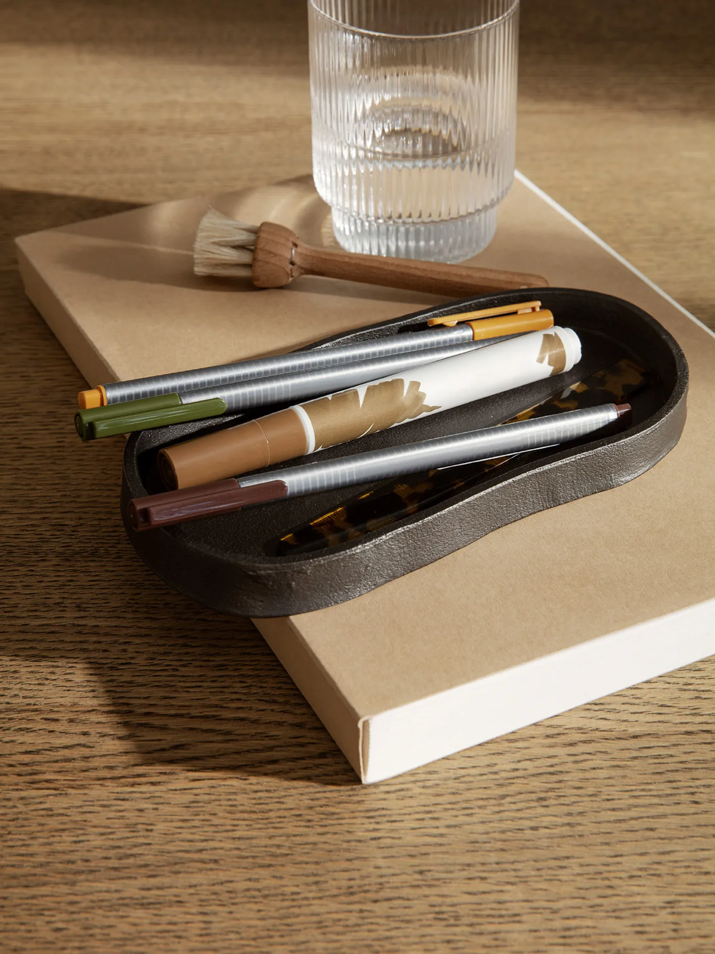 Tabuleiro oval Yama 9,5x19 cm, Alumínio escurecido Ferm Living