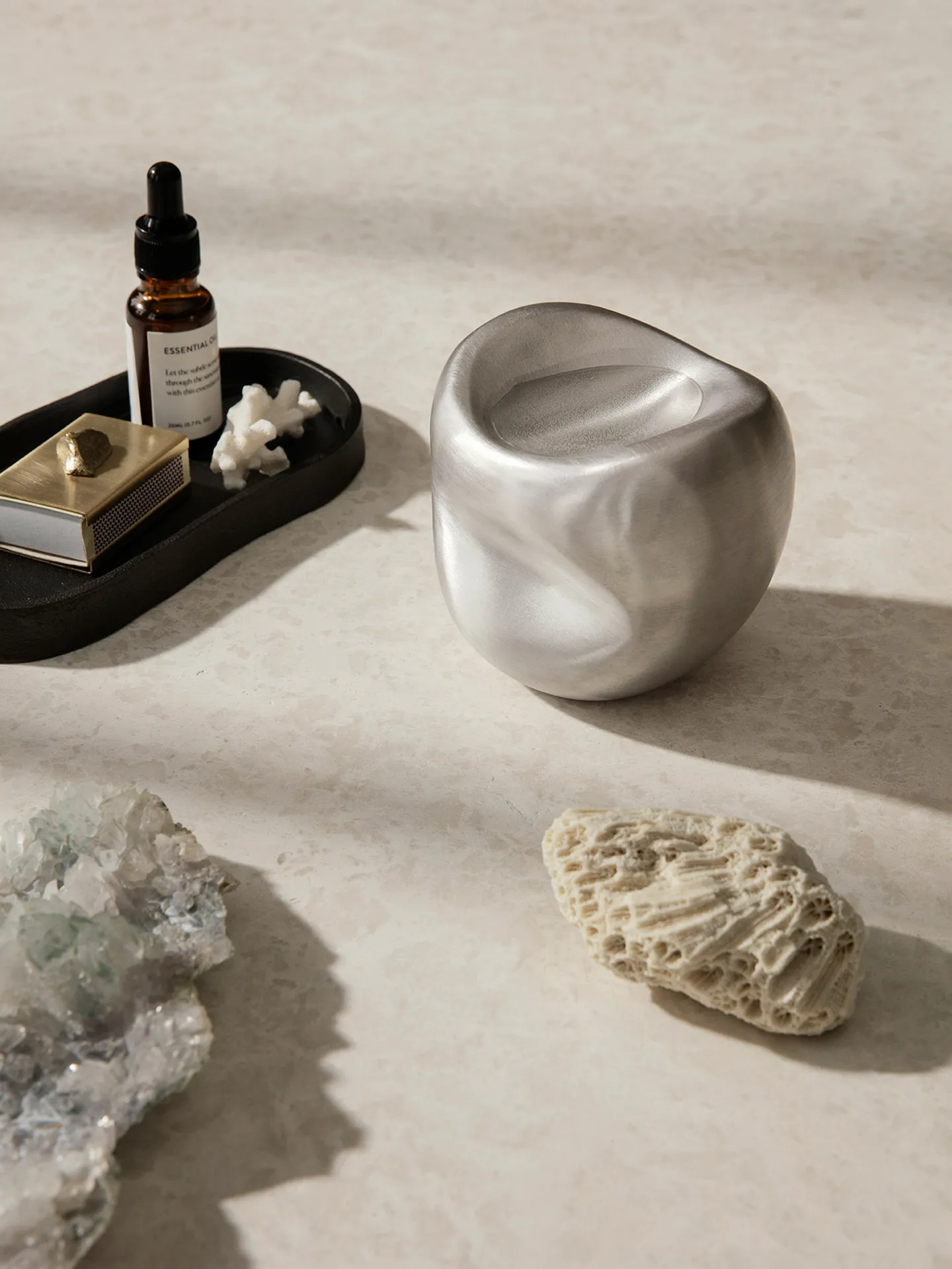 Tabuleiro oval Yama 9,5x19 cm, Alumínio escurecido Ferm Living