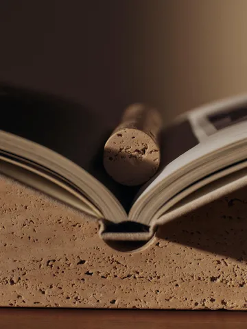 Tvara suporte para livros - Travertine, 22x22 cm - Ferm Living