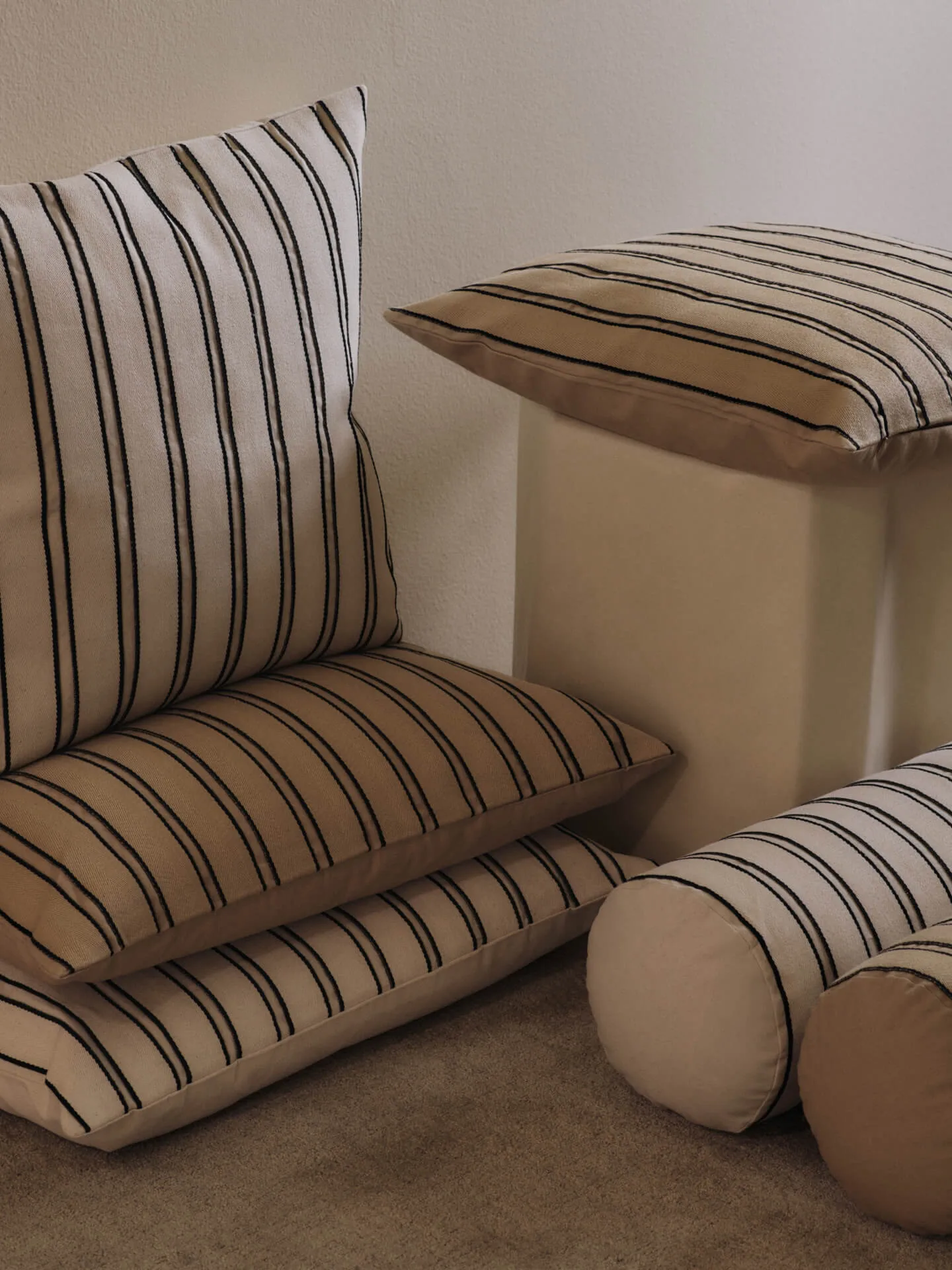 Twill almofada cilíndrica de apoio, Cashmere-black Ferm Living