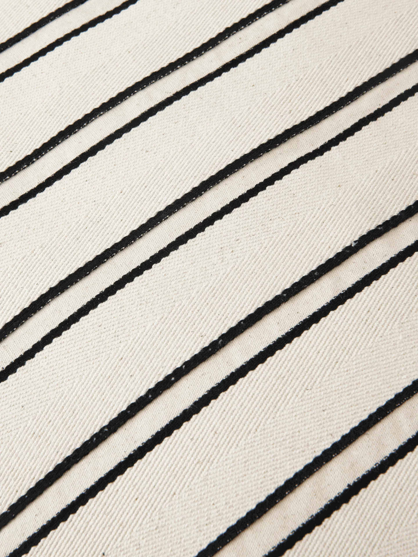 Twill almofada cilíndrica de apoio, Off-white-black Ferm Living