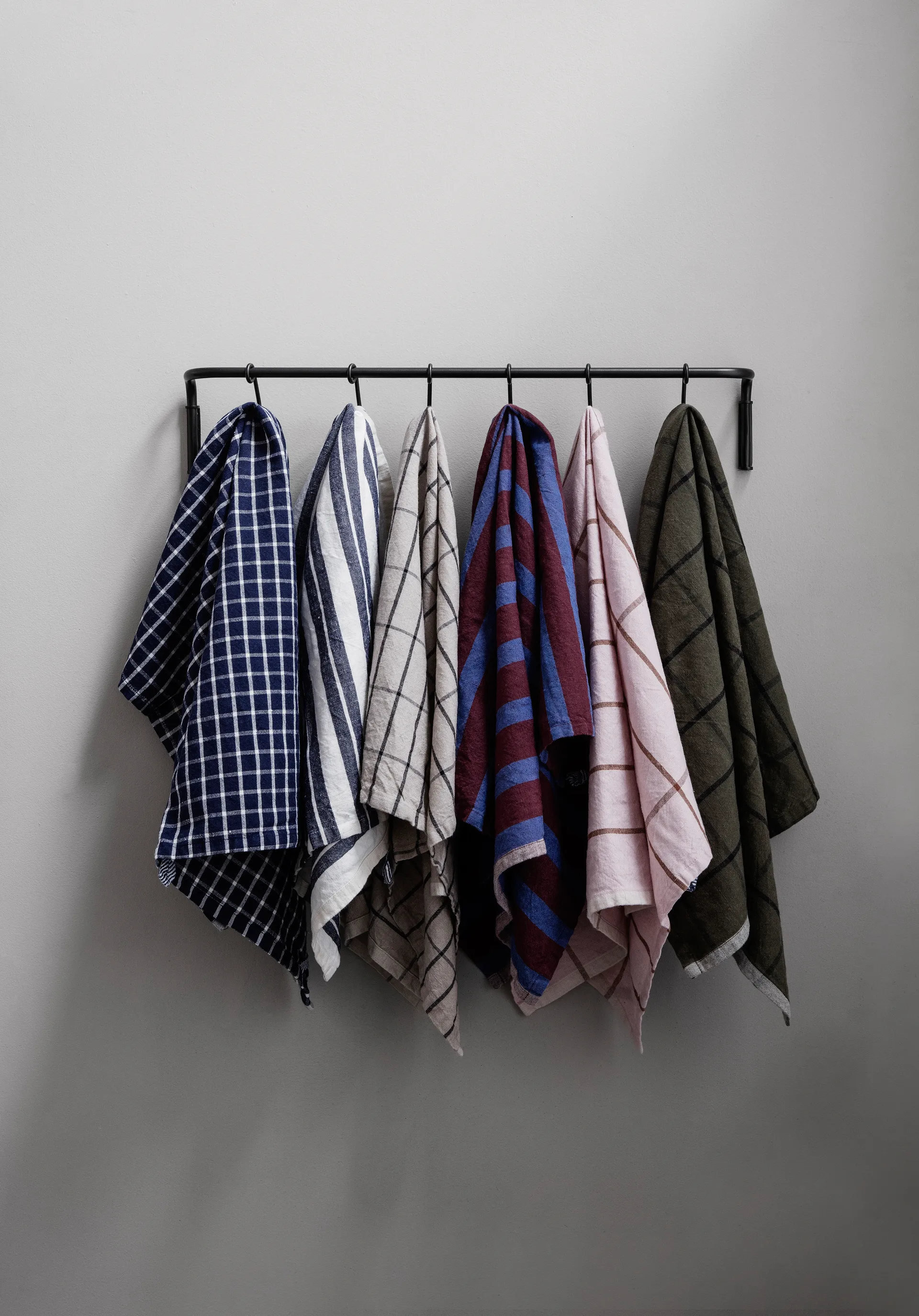 Vara de cozinha com 6 ganchos, Latão preto Ferm Living