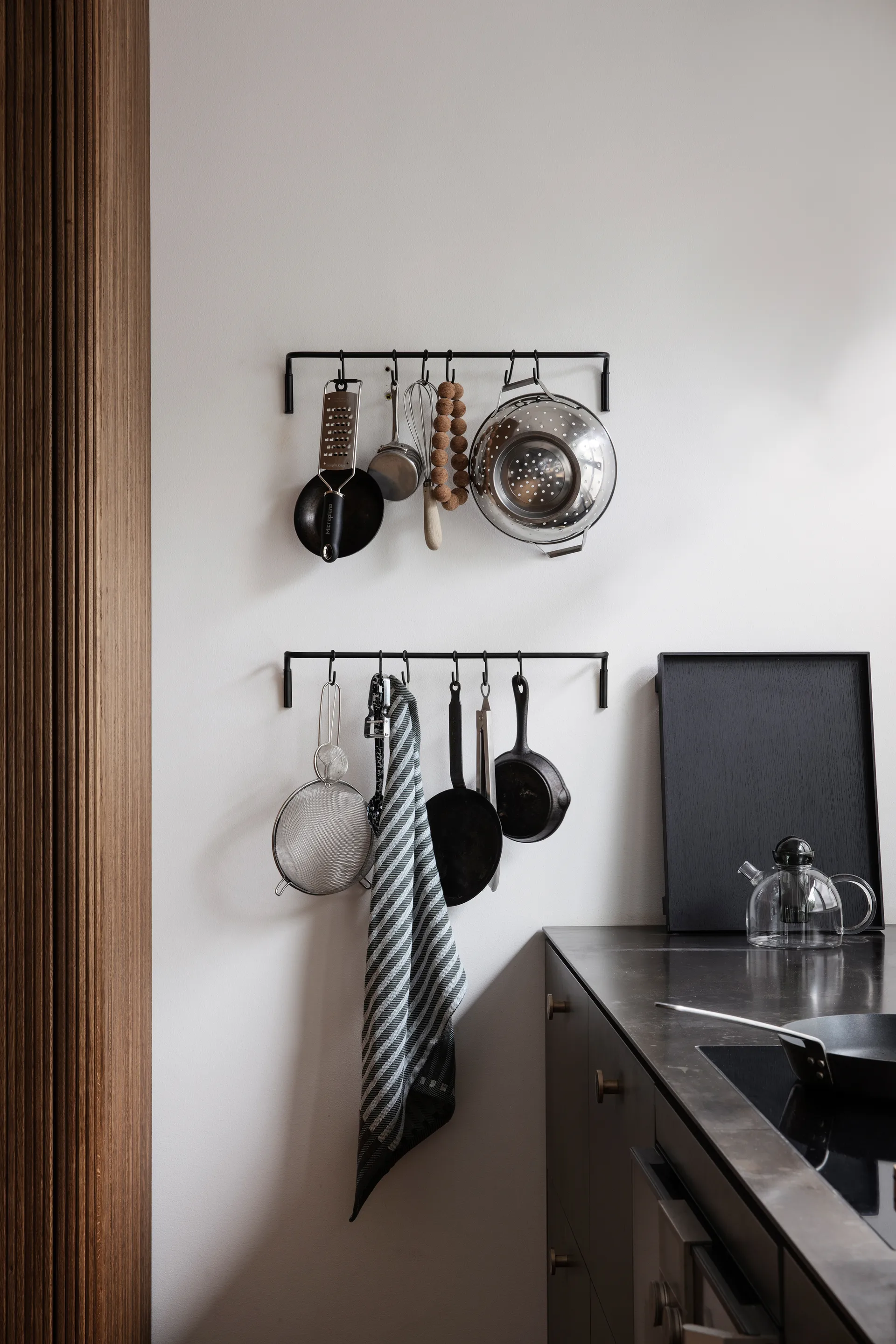 Vara de cozinha com 6 ganchos, Latão preto Ferm Living