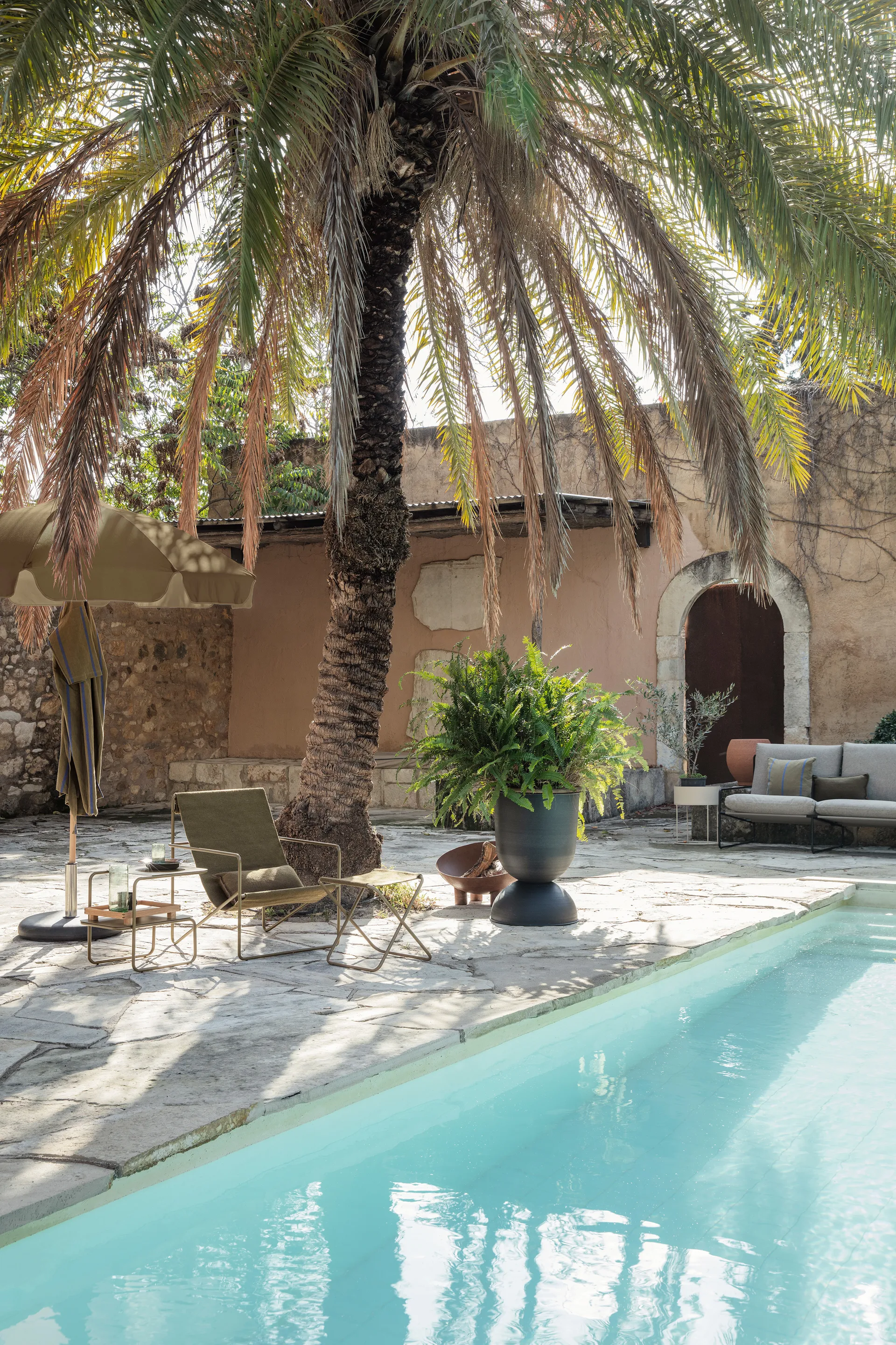 Vaso de flores grande Hourglass, Preto-cinza escuro Ferm Living