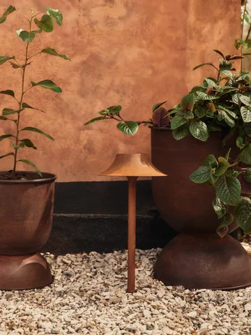 Vaso de flores médio Hourglass Ø40 cm - Ferrugem - Ferm Living