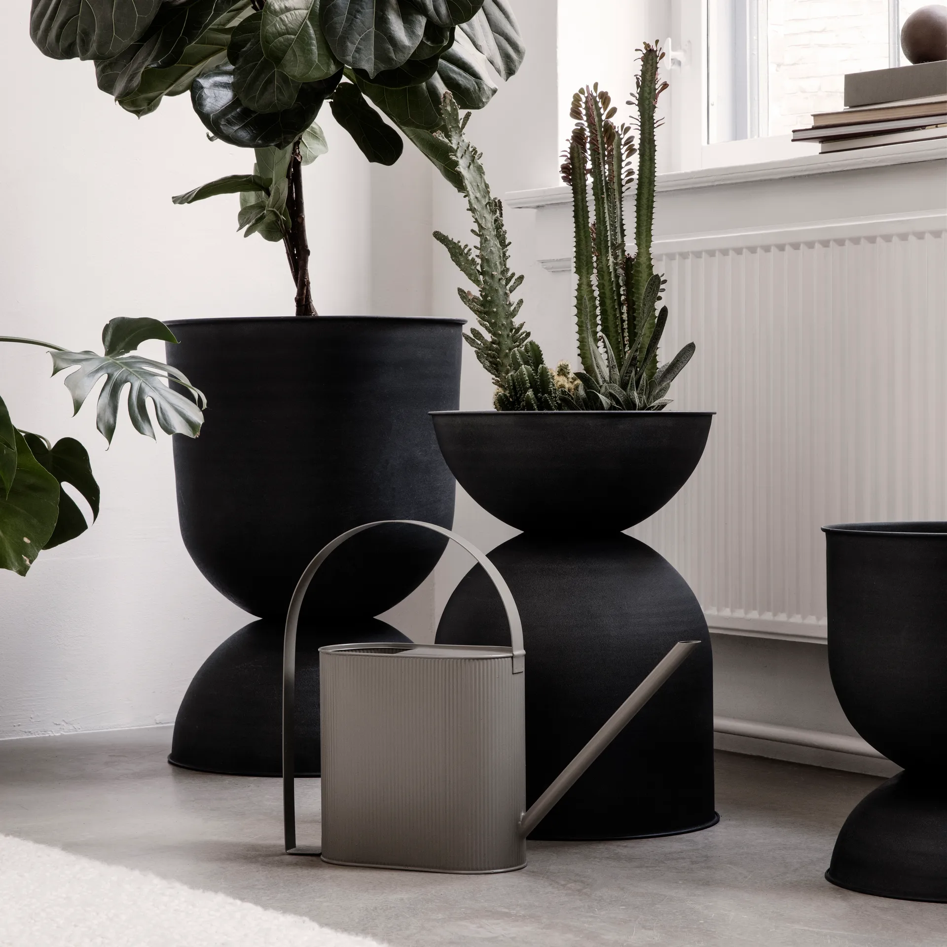 Vaso de flores médio Hourglass Ø40 cm, Preto-cinza escuro Ferm Living