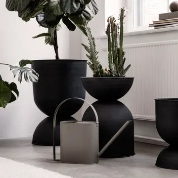 Vaso de flores médio Hourglass Ø40 cm - Preto-cinza escuro - Ferm Living