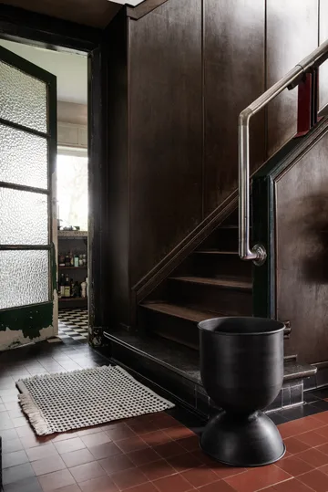 Vaso de flores médio Hourglass Ø40 cm - Preto-cinza escuro - Ferm Living