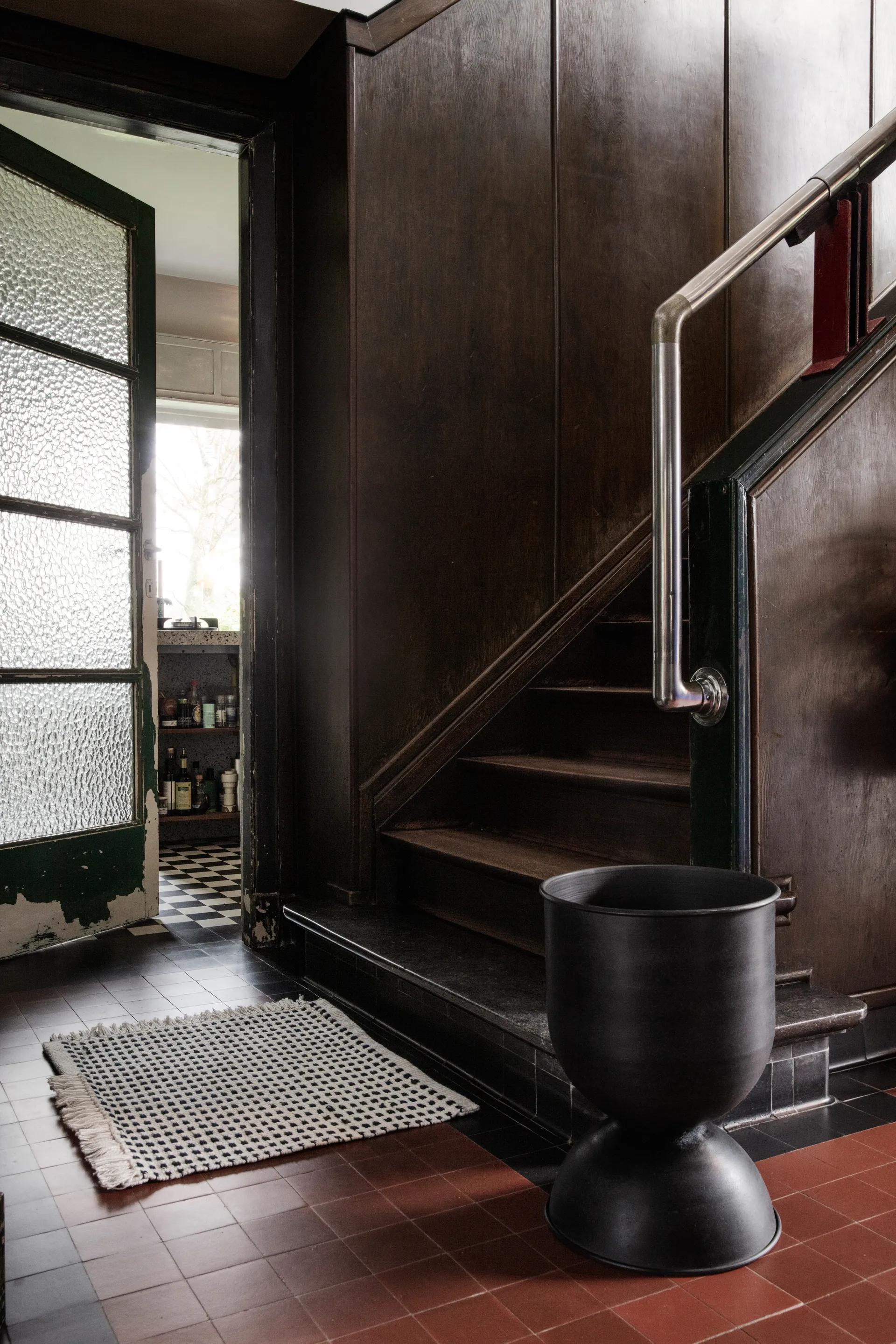 Vaso de flores médio Hourglass, Preto-cinza escuro Ferm Living