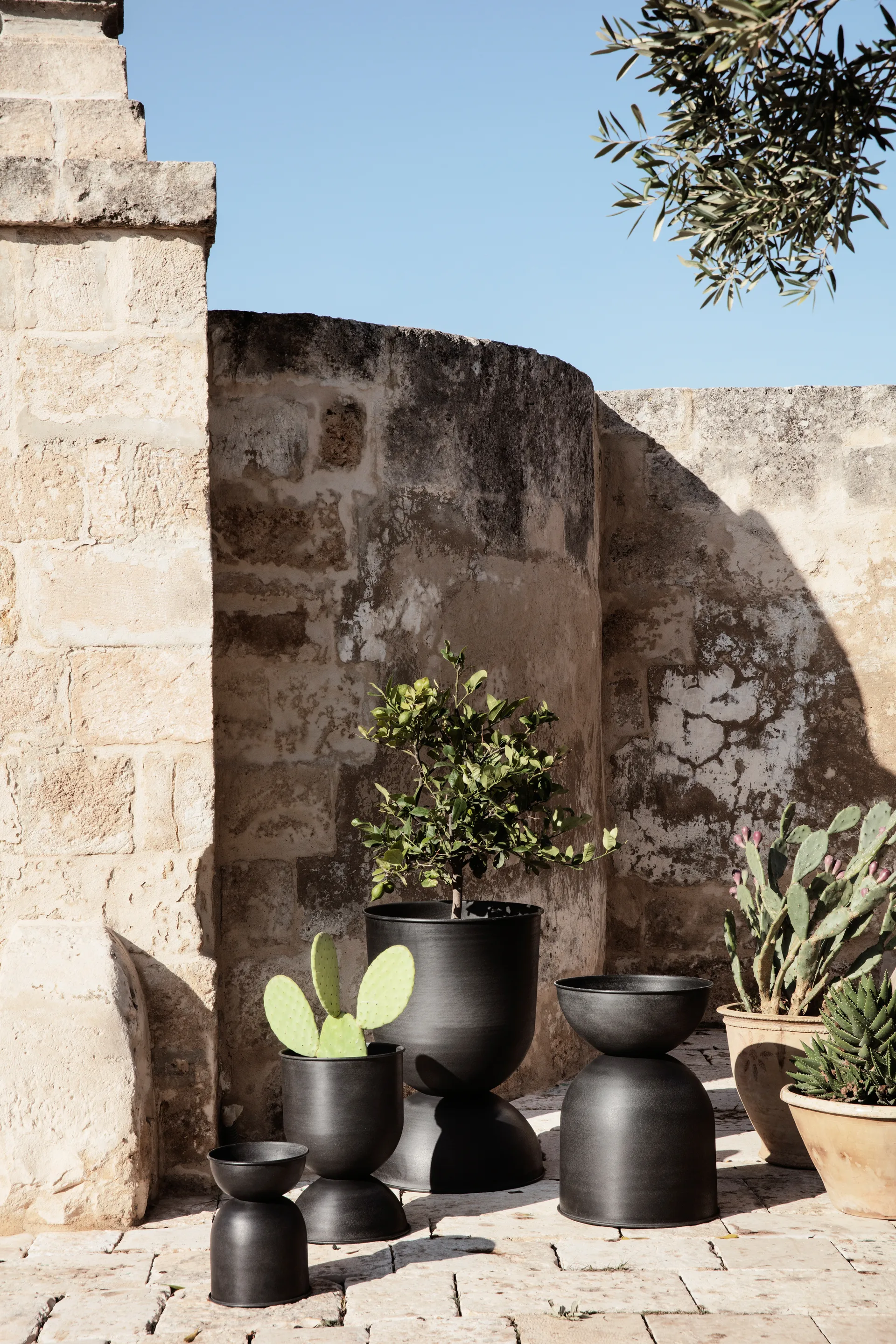 Vaso de flores pequeno Hourglass, Preto-cinza escuro Ferm Living