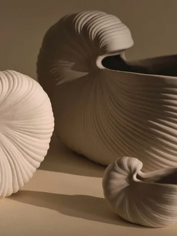 Vaso de flores Shell - Off-white, 23x11,5x16 cm - Ferm Living