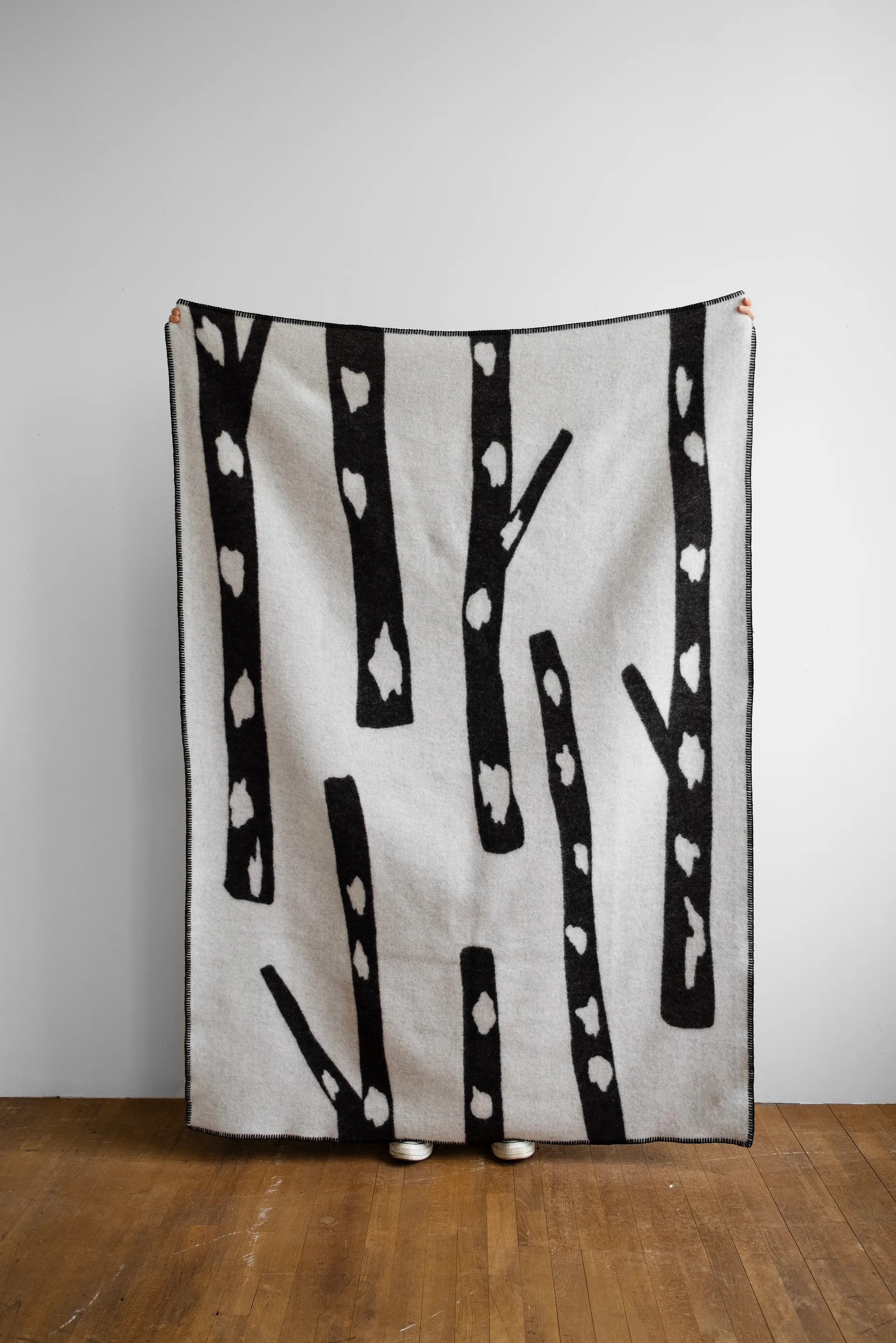 Birch manta 130x180 cm, Preto-branco Fine Little Day