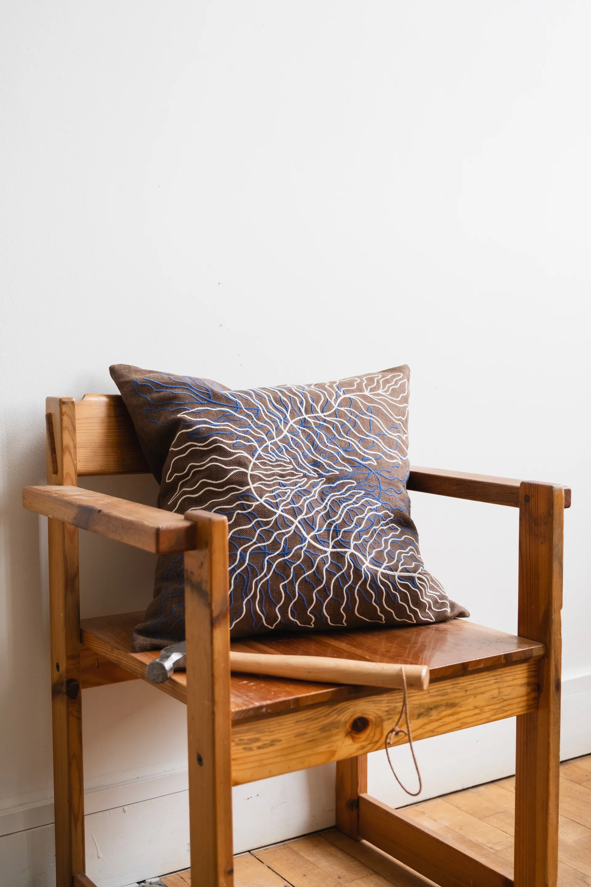 Capa bordada de almofada Leaves 48x48 cm, Brown Fine Little Day