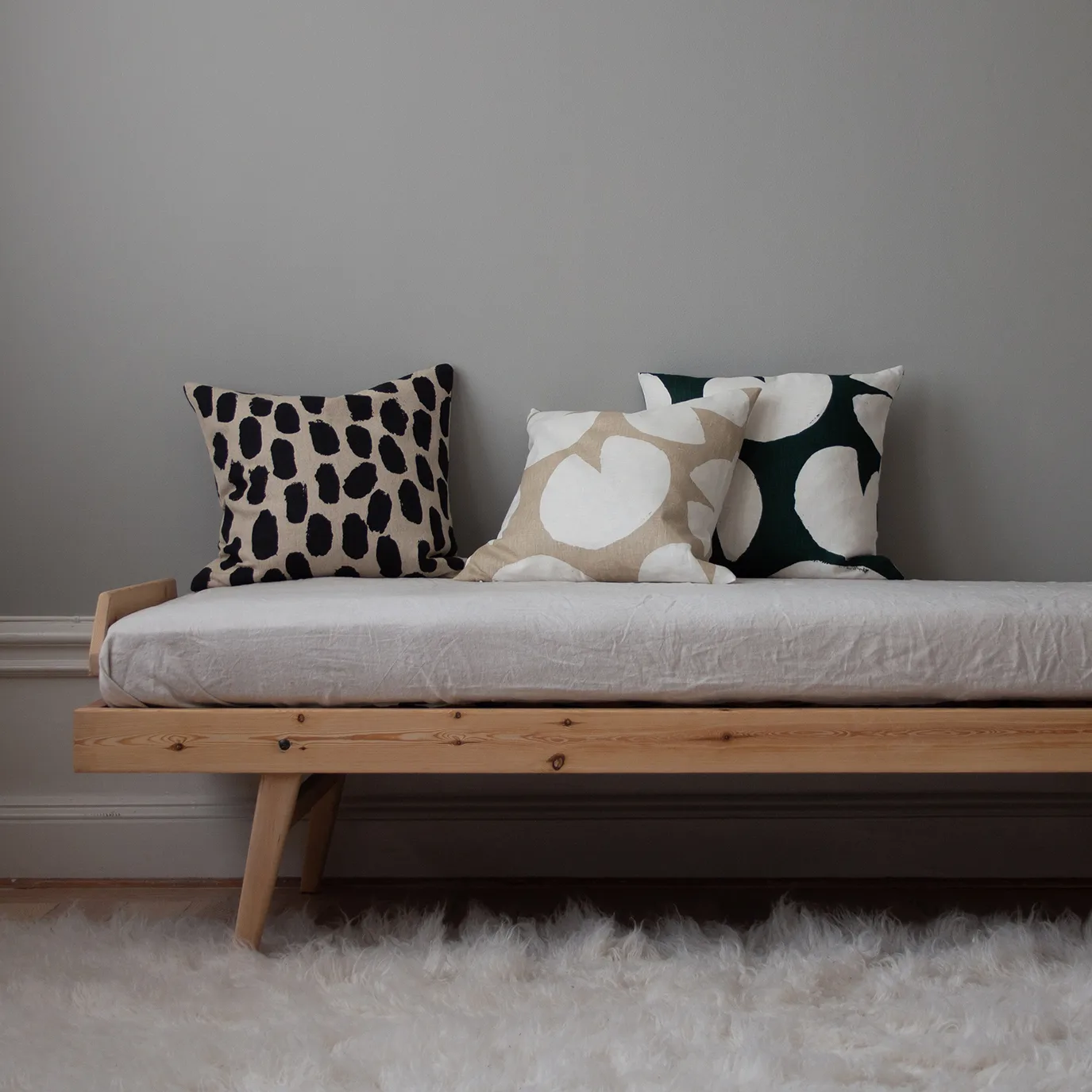 Capa de almofada Dots 48x48 cm, bege-preto Fine Little Day