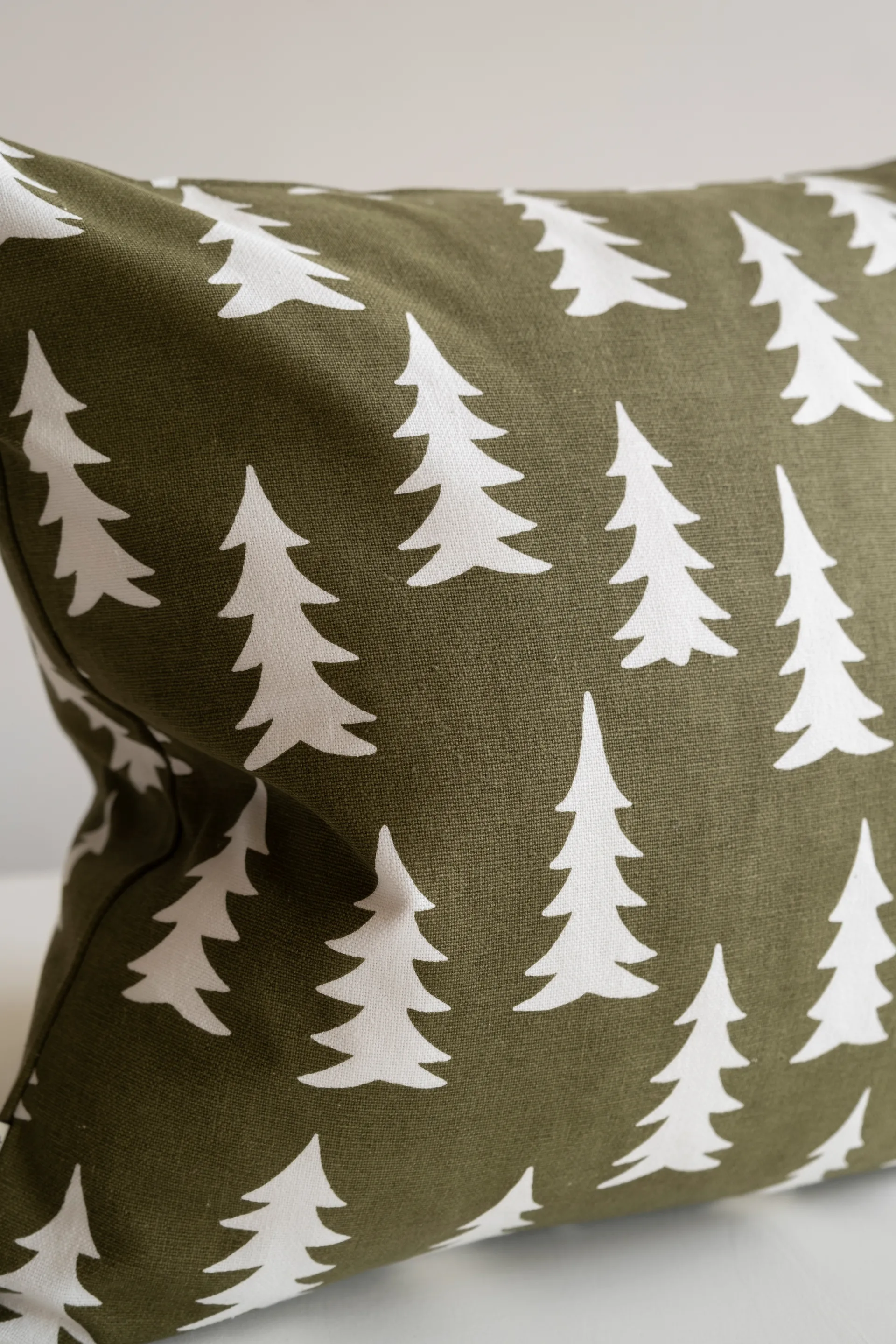 Capa de almofada Gran , Verde azeitona Fine Little Day
