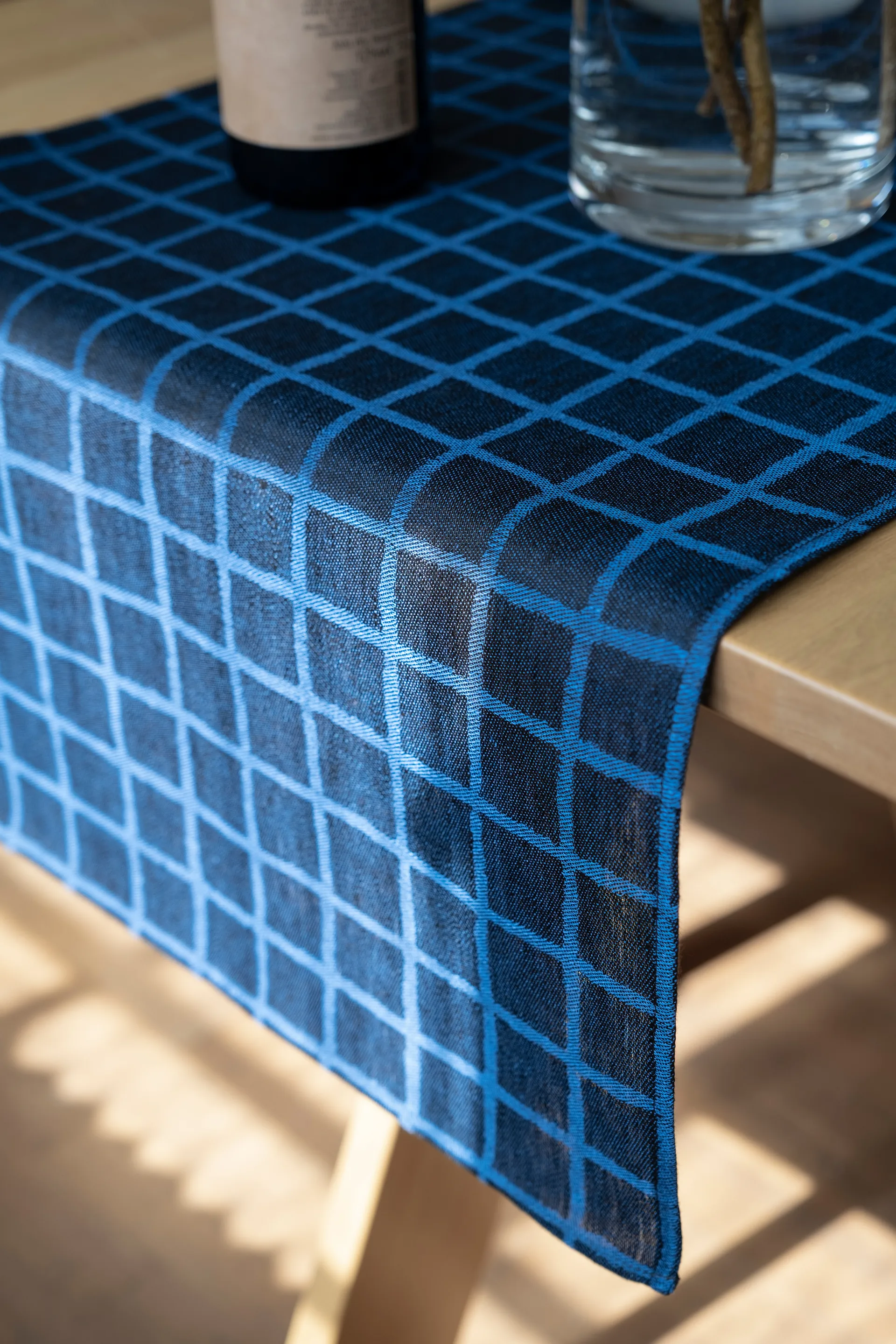 Rutig jacquard-woven corre-mesa 45x150 cm, Azul-preto Fine Little Day