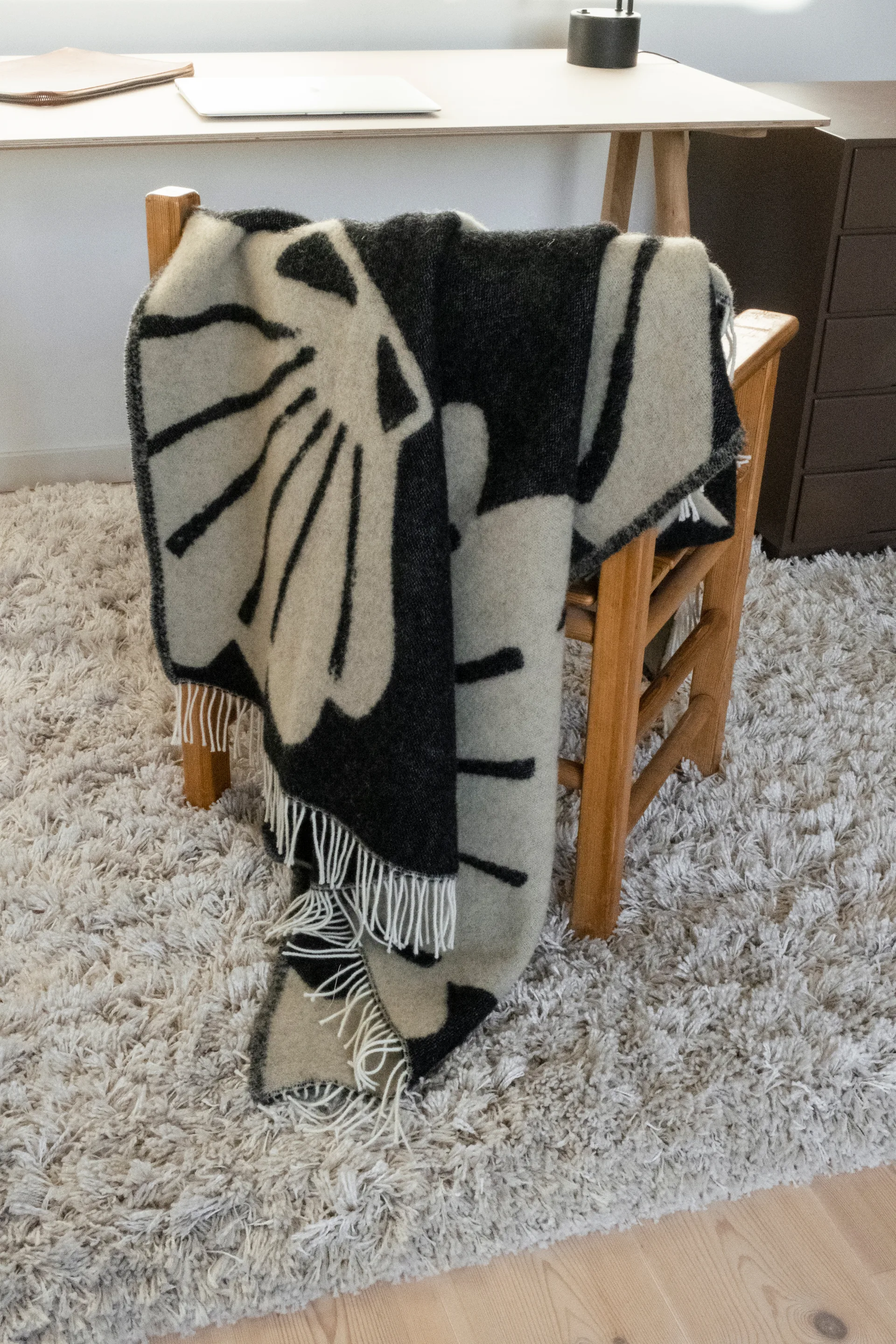 Snäcka manta 130x190 cm, Coal-Bege Fine Little Day