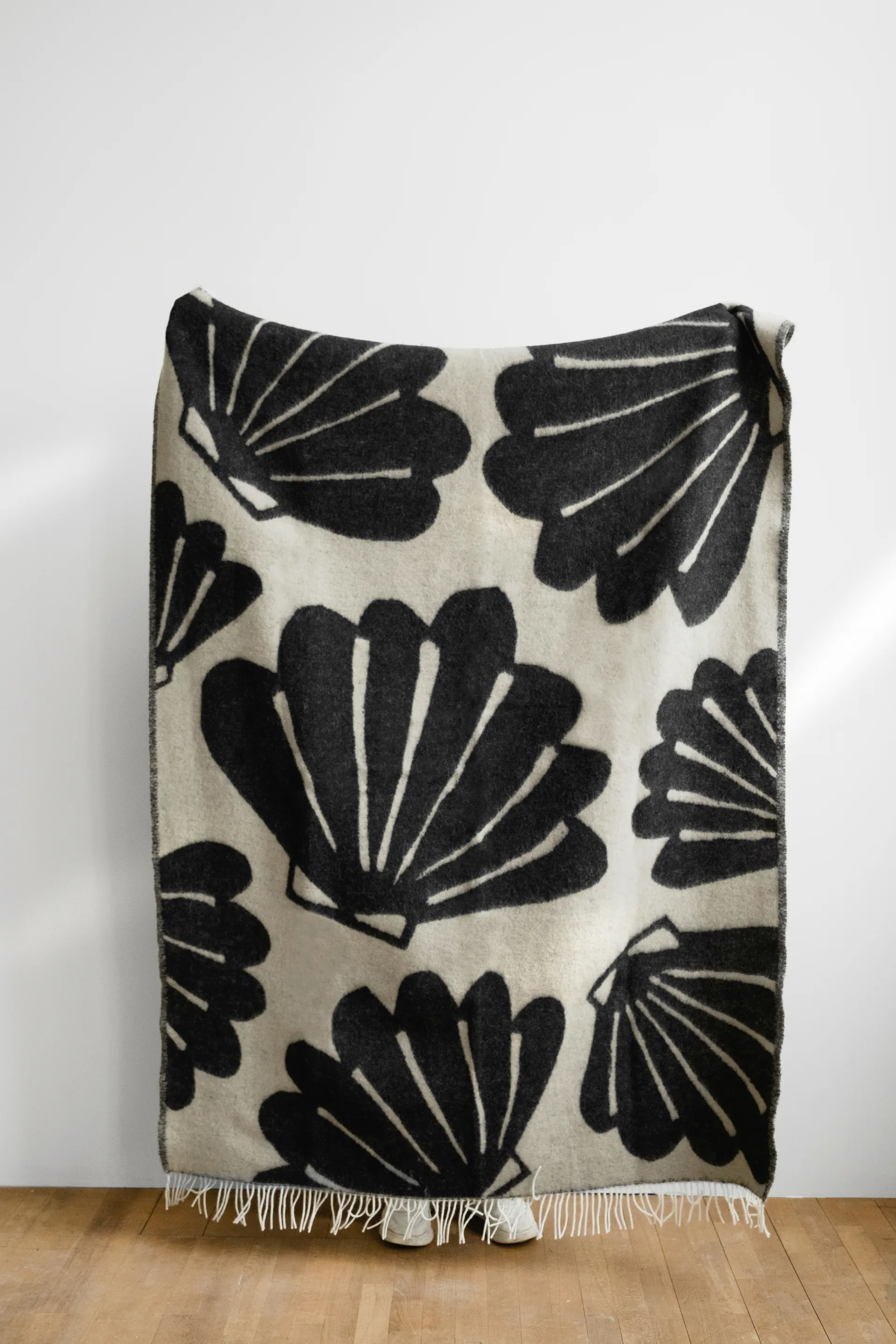 Snäcka manta 130x190 cm, Coal-Bege Fine Little Day