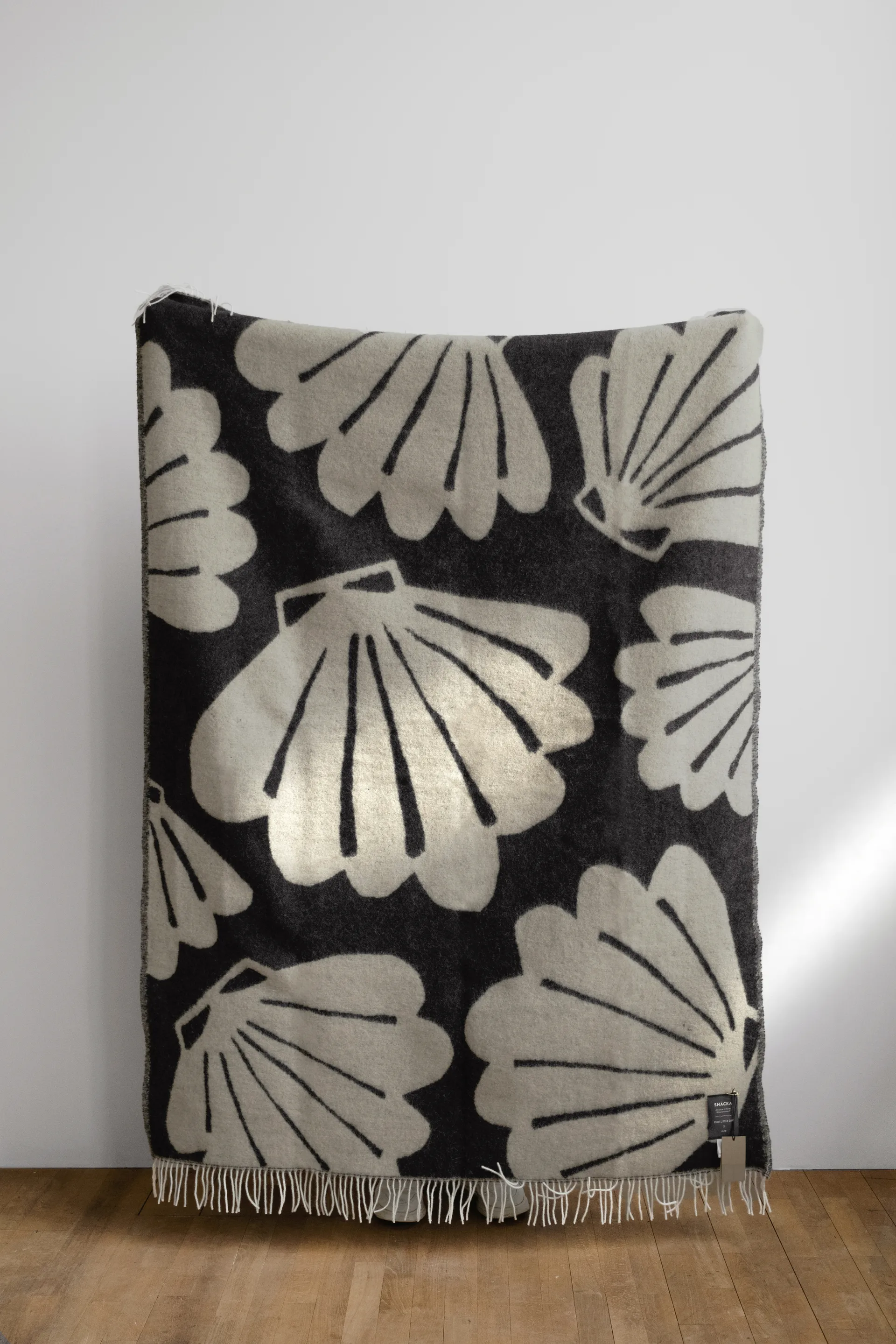 Snäcka manta 130x190 cm, Coal-Bege Fine Little Day