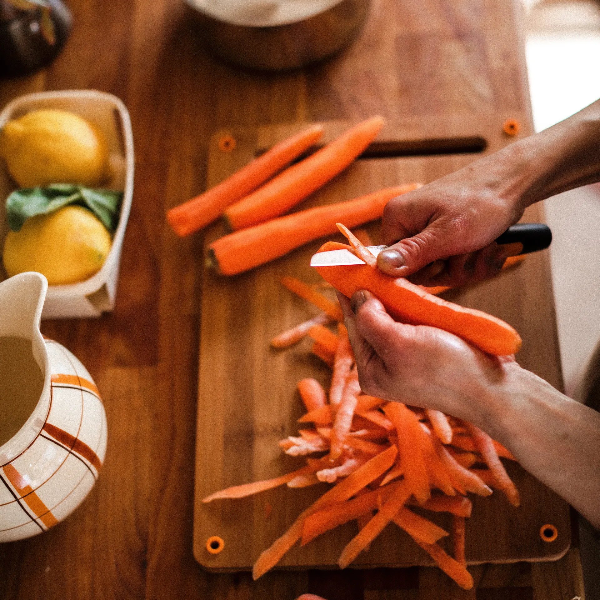 Faca de descascar Functional Form, 8 cm Fiskars