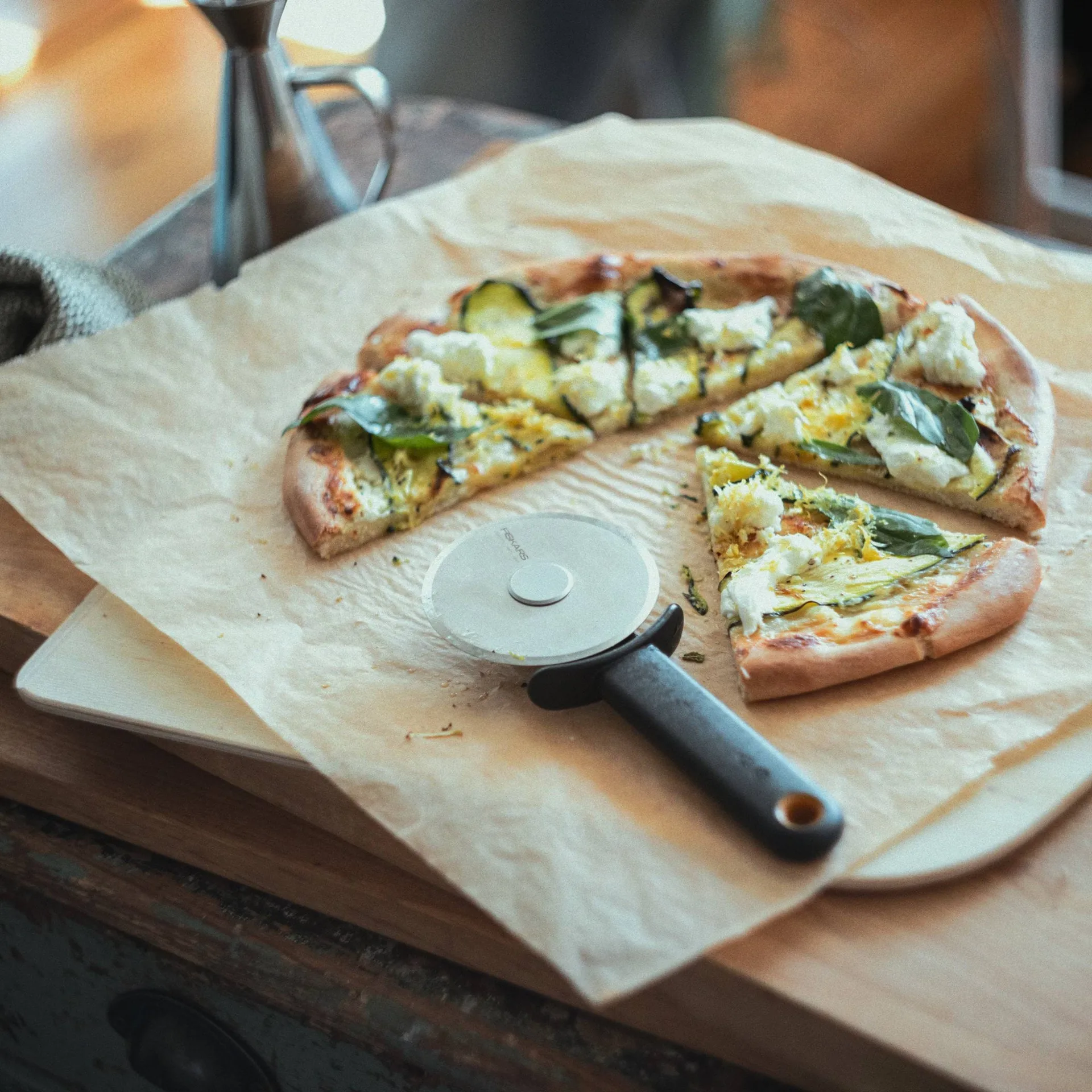 Functional Form roda de pizza, Preto, com protetor de lâmina Fiskars