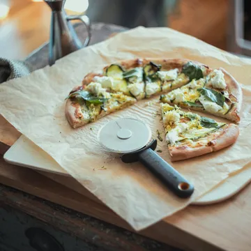 Functional Form roda de pizza - Preto, com protetor de lâmina - Fiskars