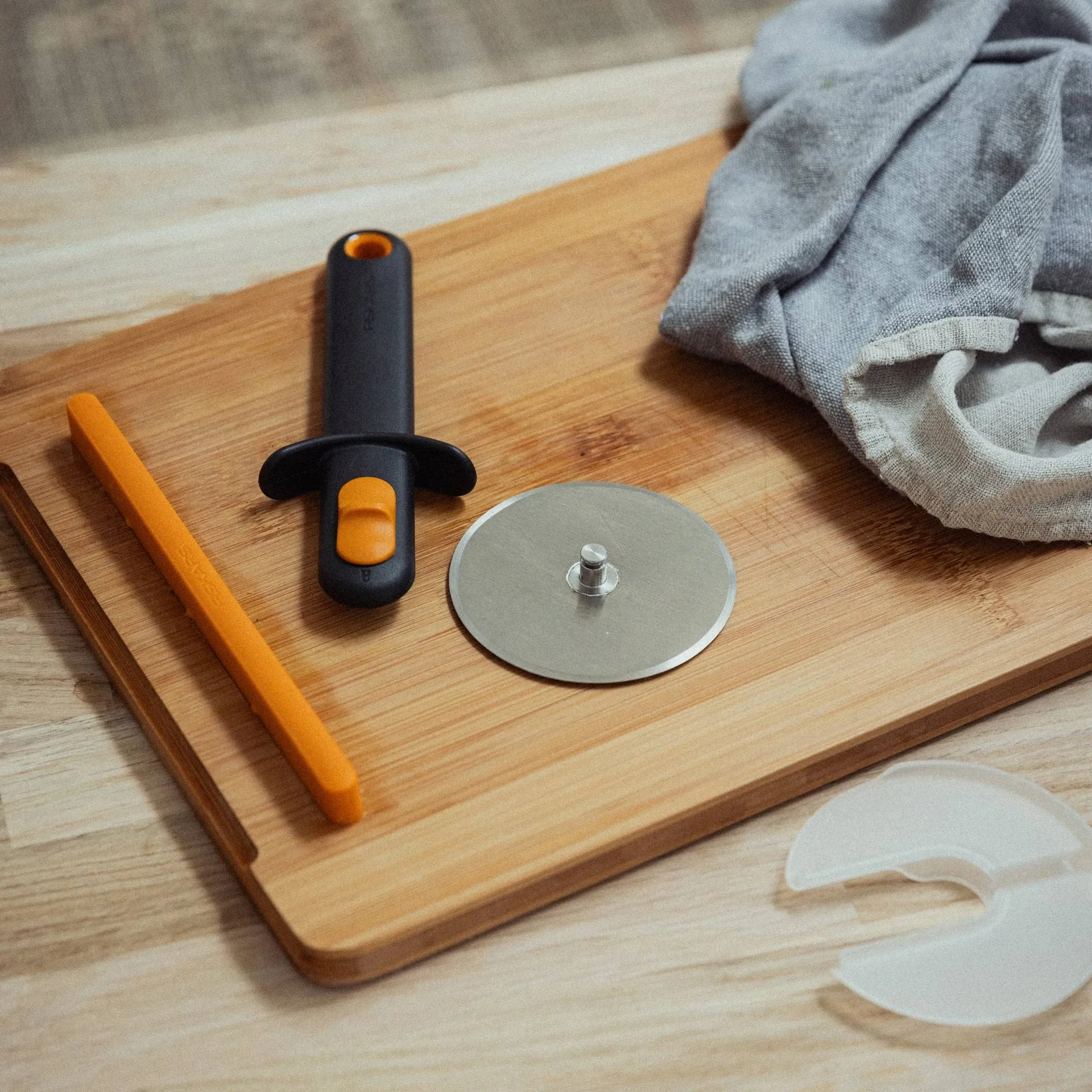 Functional Form roda de pizza, Preto, com protetor de lâmina Fiskars