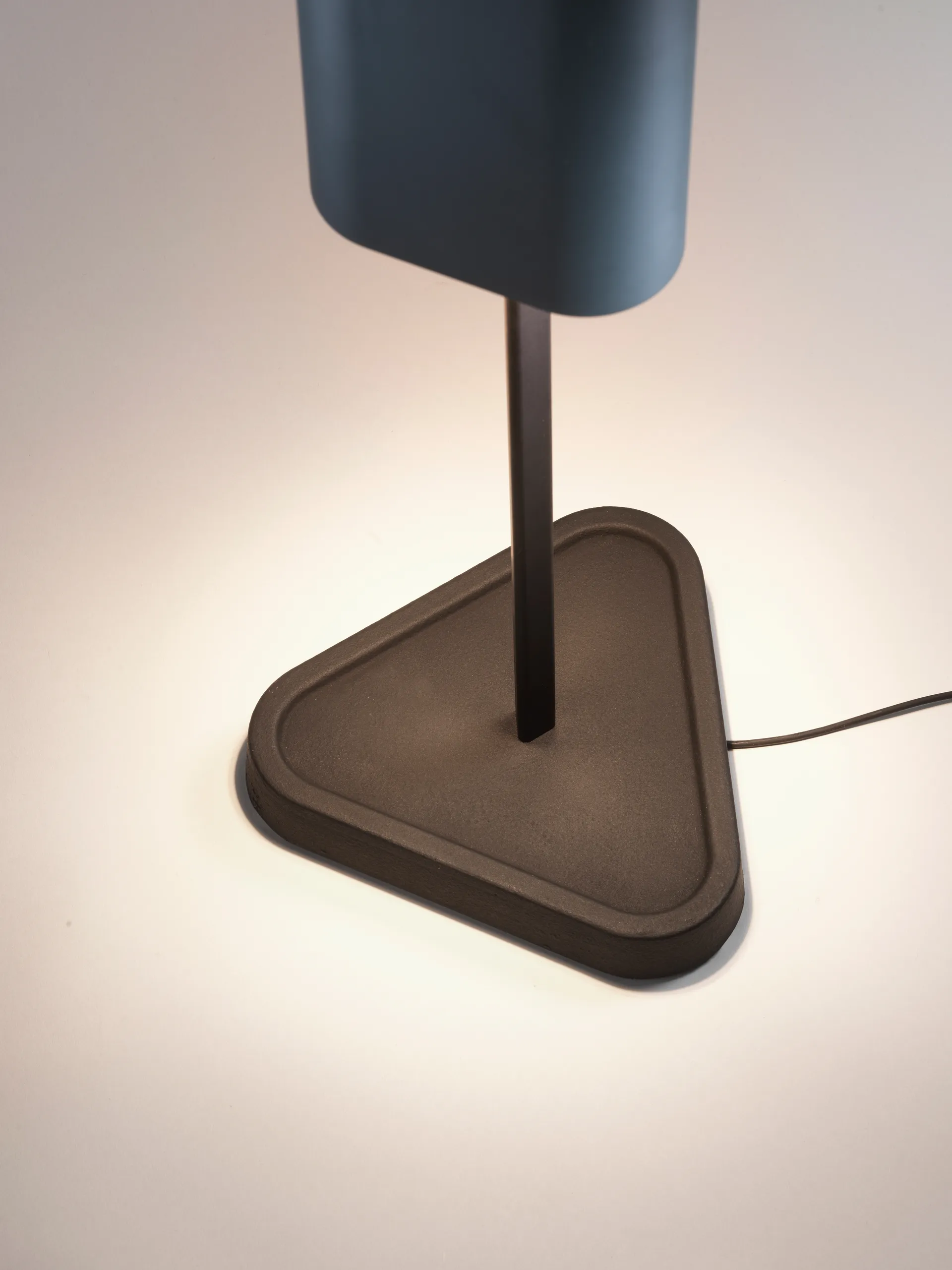 Candeeiro de mesa EMI 114 cm, Deep blue Flos