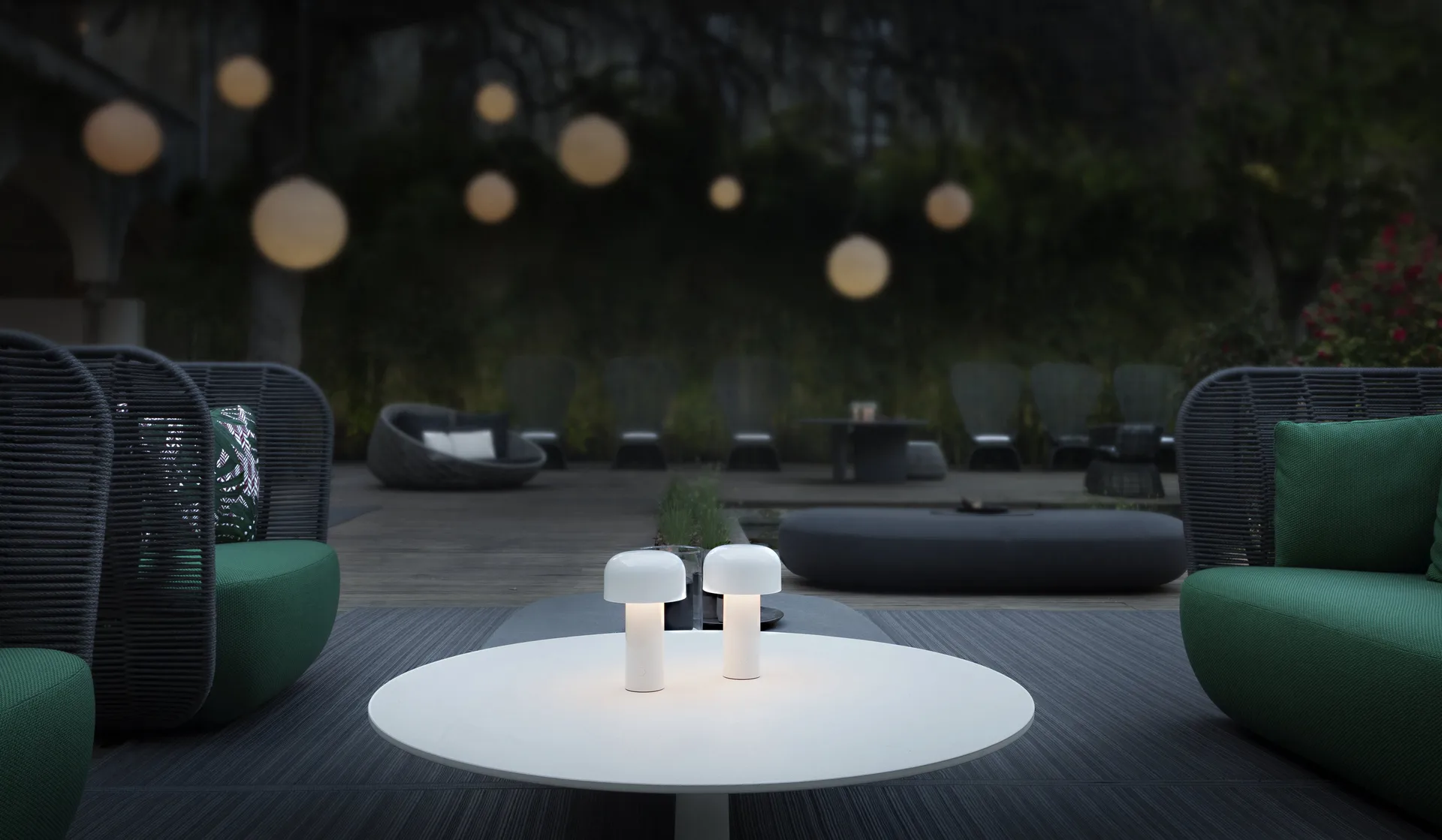 Candeeiro de mesa portátil Bellhop, Branco, IP54 (interior/exterior) Flos