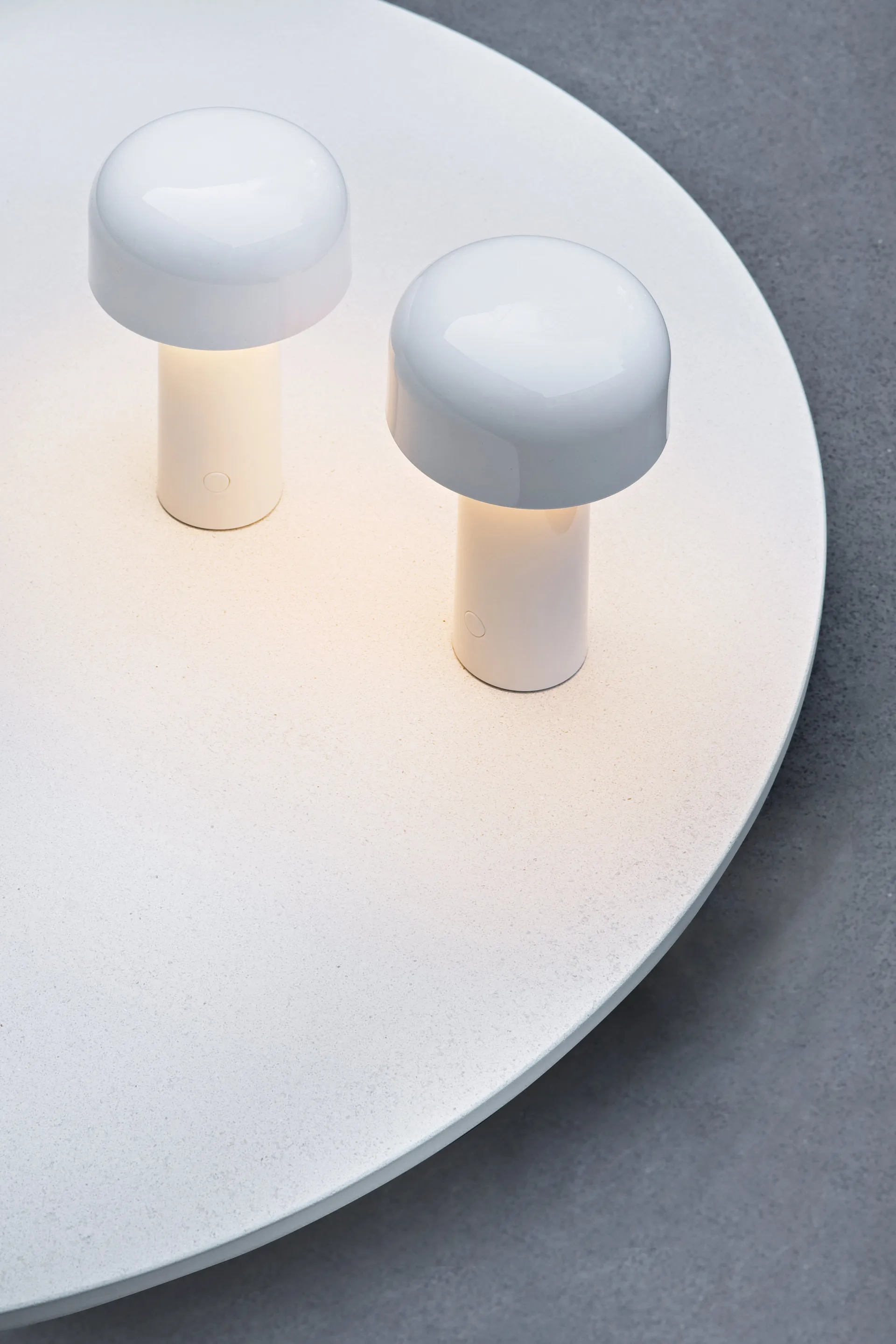 Candeeiro de mesa portátil Bellhop, Branco, IP54 (interior/exterior) Flos