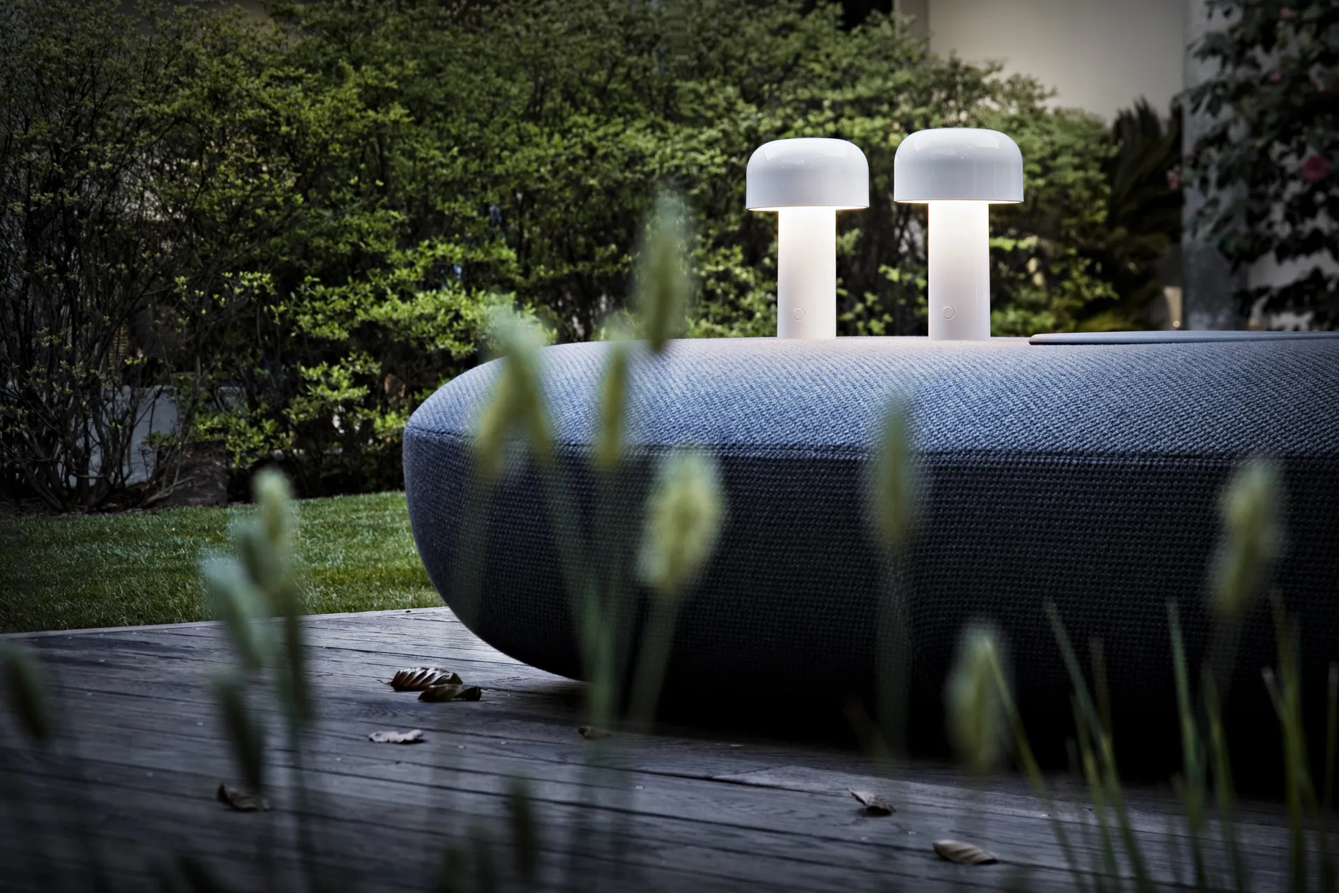 Candeeiro de mesa portátil Bellhop, Branco, IP54 (interior/exterior) Flos