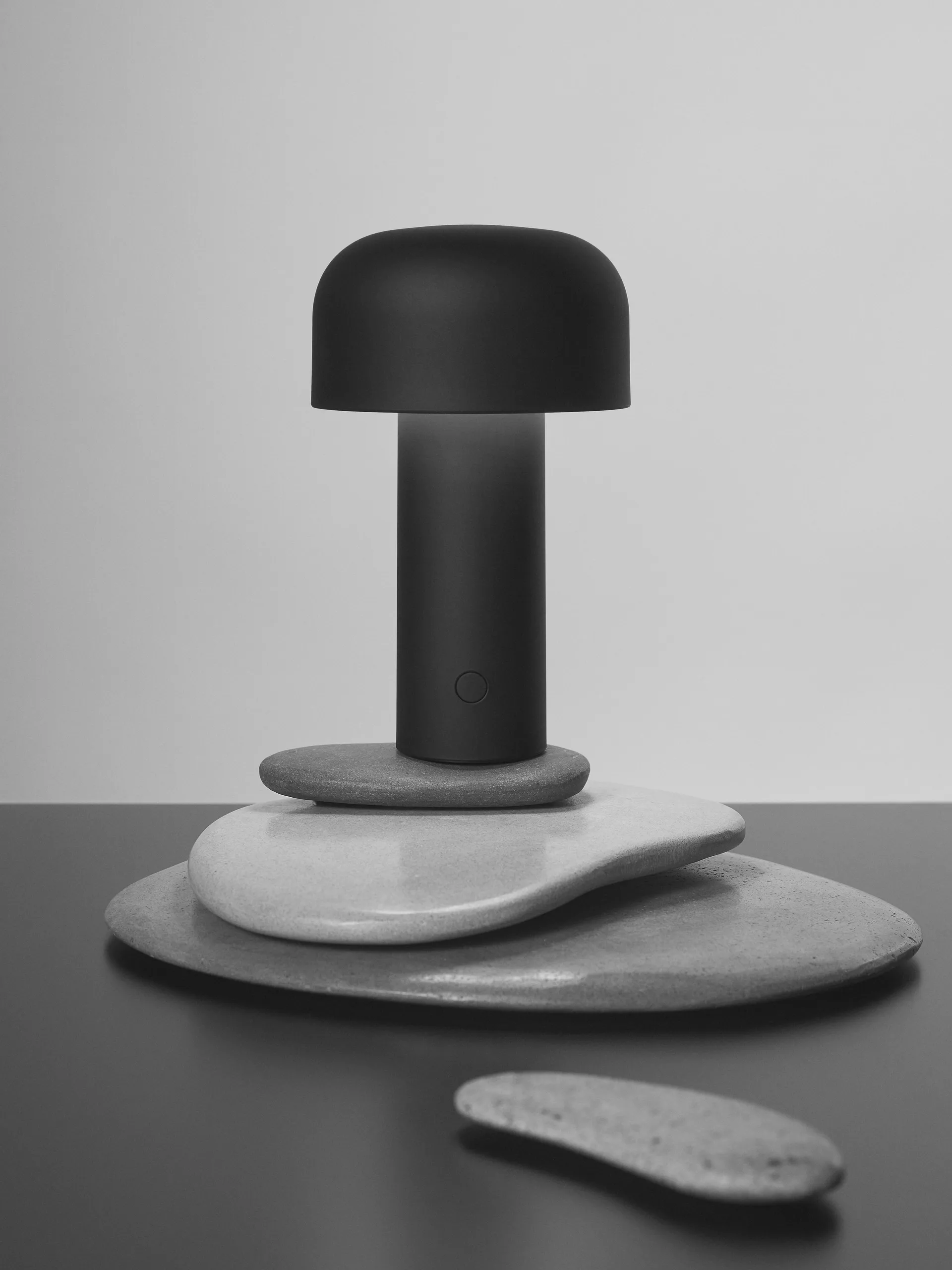 Candeeiro de mesa portátil Bellhop, Matte black Flos