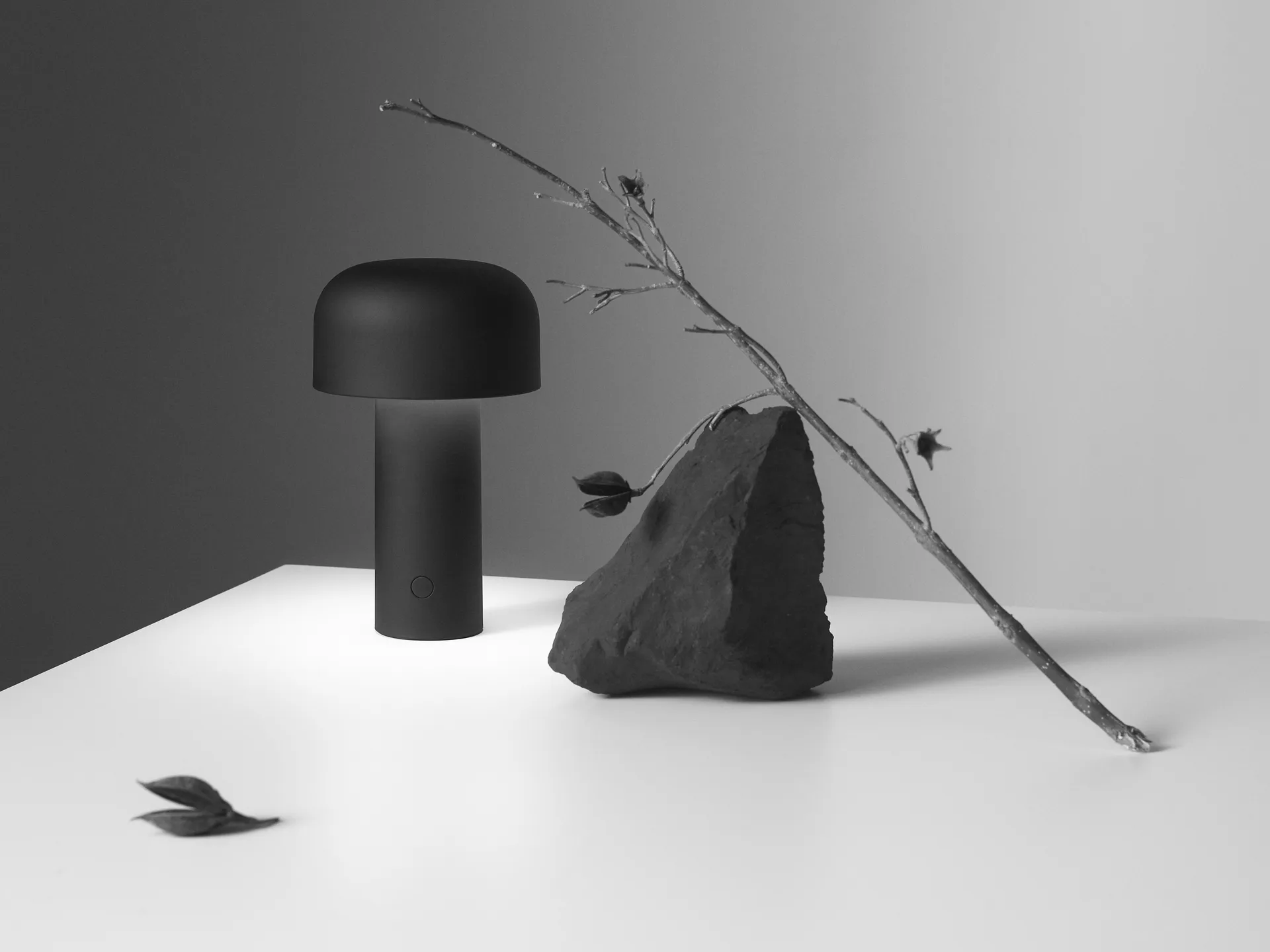 Candeeiro de mesa portátil Bellhop, Matte black Flos