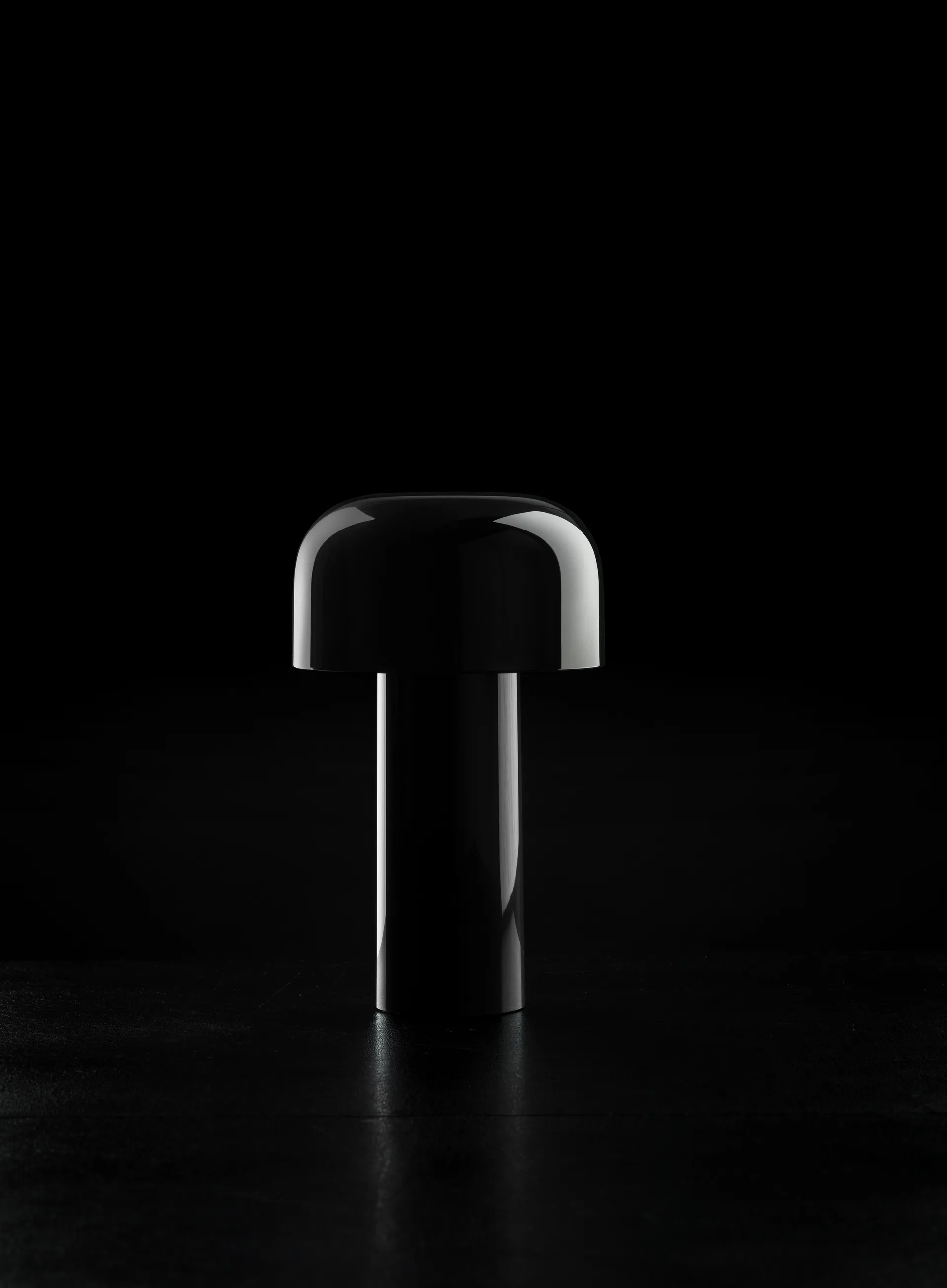 Candeeiro de mesa portátil Bellhop, Preto brilhante, IP54 (interior/exterior) Flos