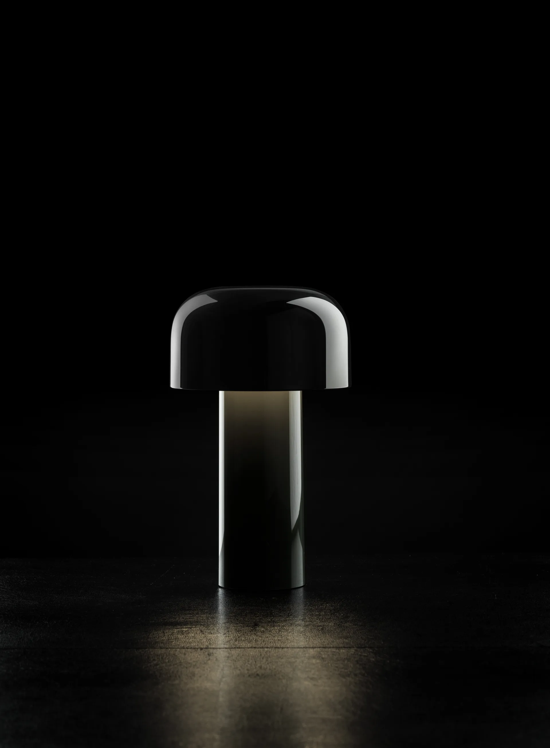 Candeeiro de mesa portátil Bellhop, Preto brilhante, IP54 (interior/exterior) Flos