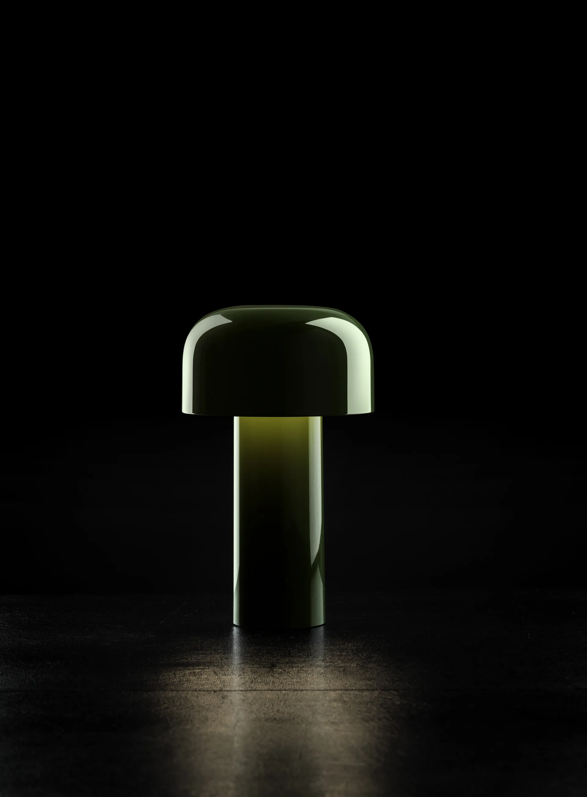 Candeeiro de mesa portátil Bellhop, Verde brilhante, IP54 (interior/exterior) Flos