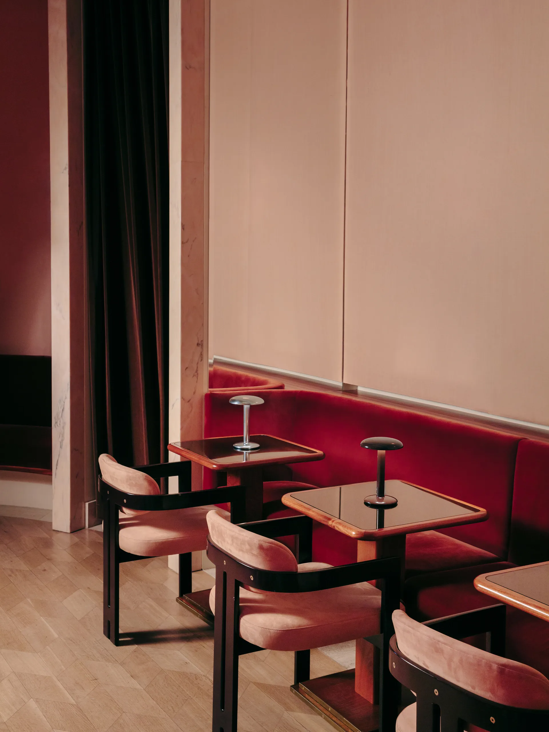 Candeeiro de mesa portátil Gustave Residential, Lacquered brown Flos